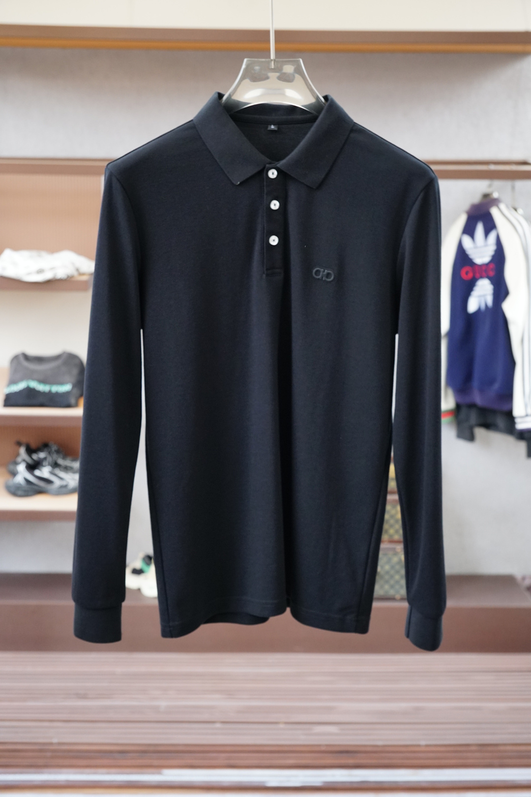 NO:598172,Ferragamo - 2025 new products are on sale at the counter. Fashionable high-end men's long-sleeved Polo, clean and tidy design, a must-have series for the chairman's elite, comfortable and relaxed without losing the sense of grandeur. The small stand-up collar positioning design breaks the traditional constraints and is more youthful and fashionable. The embroidered logo design on the chest is more brand-recognizable. Imported top high-density 100-point high-quality Pima cotton is skin-friendly and comfortable.  It feels very delicate, has a good texture, is cool and breathable, and is not easy to wrinkle. It is a good one and can be worn alone or layered. If you like it, you can stock up in advance!  Hurry up and grab it. Sizes (M-XXX L) available for pickup the next day.,,ferragamo,alexander wang19860909菲拉格慕- 2025新品 专柜在售 时尚高端男装长袖Polo,设计干净利落整洁,董事长精英必备系列,舒适松弛又不失大气感,小立领定位设计打破传统束缚,更具年轻时尚味道,胸前刺绣Logo设计,更具品牌辨识度,进口顶极高密度100分优质皮马棉棉亲肤舒适 摸上去非常的细腻,质感很好,凉爽透气,不易起皱,不错的一款,内搭单穿都完全没问题,喜欢的亲也可以提早囤货！赶紧下手抢吧.尺码（M-XXX L）隔天取货.,,ferragamo,alexander wang,Men's clothing