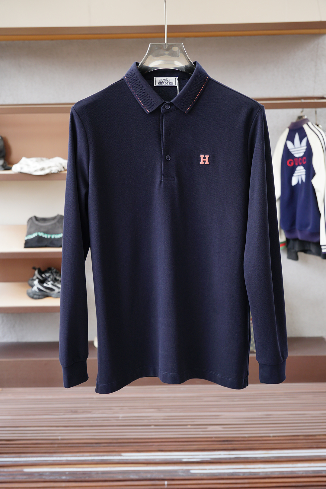 NO:598169,Hermes - 2025 new products are on sale at the counter. Fashionable high-end men's long-sleeved Polo, clean and tidy design, a must-have series for the chairman's elite, comfortable and relaxed without losing the sense of grandeur. The small stand-up collar positioning design breaks the traditional constraints and is more youthful and fashionable. The embroidered logo design on the chest is more brand recognizable. Imported top high-density 100-point high-quality Pima cotton is skin-friendly and comfortable.  It feels very delicate, has a good texture, is cool and breathable, and is not easy to wrinkle. It is a good one and can be worn alone or layered. If you like it, you can stock up in advance!  Hurry up and grab it. Sizes (M-XXX L) available for pickup the next day.,,hermes,hermes,alexander wang19860909Hermes爱马仕- 2025新品 专柜在售 时尚高端男装长袖Polo,设计干净利落整洁,董事长精英必备系列,舒适松弛又不失大气感,小立领定位设计打破传统束缚,更具年轻时尚味道,胸前刺绣Logo设计,更具品牌辨识度,进口顶极高密度100分优质皮马棉棉亲肤舒适 摸上去非常的细腻,质感很好,凉爽透气,不易起皱,不错的一款,内搭单穿都完全没问题,喜欢的亲也可以提早囤货！赶紧下手抢吧.尺码（M-XXX L）隔天取货.,,hermes,hermes,alexander wang,Men's clothing