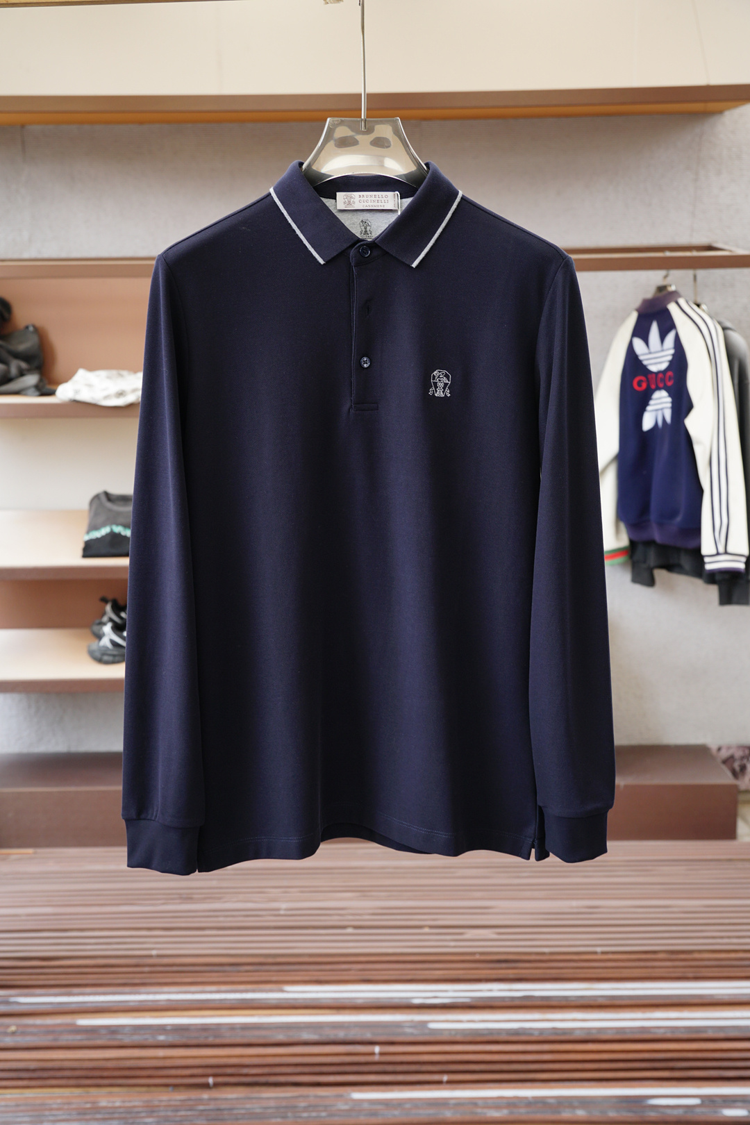 NO:598166,BC- 2025 new products are on sale at the counter. Fashionable high-end men's long-sleeved Polo, clean and tidy design, a must-have series for the chairman's elite, comfortable and relaxed without losing the sense of grandeur. The small stand-up collar positioning design breaks the traditional constraints and is more youthful and fashionable. The embroidered logo design on the chest is more brand-recognizable. Imported top high-density 100-point high-quality Pima cotton is skin-friendly and comfortable.  It feels very delicate, has a good texture, is cool and breathable, and is not easy to wrinkle. It is a good one and can be worn alone or layered. If you like it, you can stock up in advance!  Hurry up and grab it. Sizes (M-XXX L) available for pickup the next day.,,alexander wang19860909BC- 2025新品 专柜在售 时尚高端男装长袖Polo,设计干净利落整洁,董事长精英必备系列,舒适松弛又不失大气感,小立领定位设计打破传统束缚,更具年轻时尚味道,胸前刺绣Logo设计,更具品牌辨识度,进口顶极高密度100分优质皮马棉棉亲肤舒适 摸上去非常的细腻,质感很好,凉爽透气,不易起皱,不错的一款,内搭单穿都完全没问题,喜欢的亲也可以提早囤货！赶紧下手抢吧.尺码（M-XXX L）隔天取货.,,alexander wang,Men's clothing