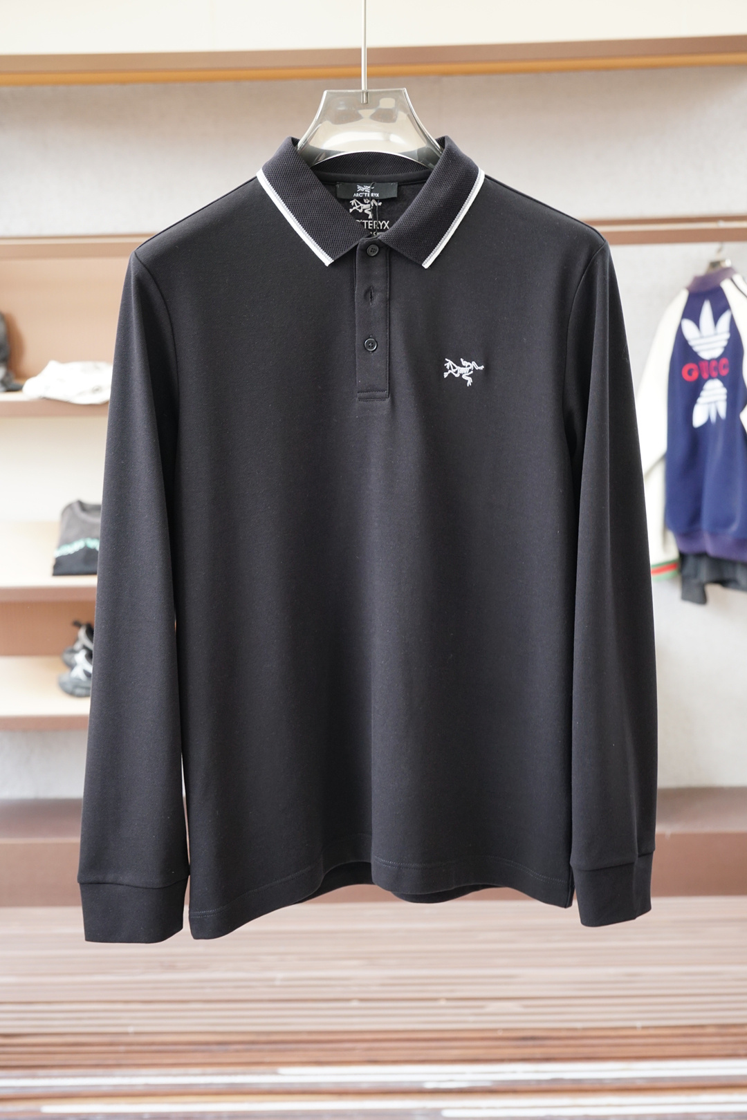 NO:598163,Arc'teryx - 2025 new products are on sale at the counter. Fashionable high-end men's long-sleeved Polo, clean and tidy design, a must-have series for the chairman's elite, comfortable and relaxed without losing the sense of grandeur. The small stand-up collar positioning design breaks the traditional constraints and is more youthful and fashionable. The embroidered logo design on the chest is more brand-recognizable. Imported top-density 100-point high-quality Pima cotton is skin-friendly and comfortable.  It feels very delicate, has a good texture, is cool and breathable, and is not easy to wrinkle. It is a good one and can be worn alone or layered. If you like it, you can stock up in advance!  Hurry up and grab it. Sizes (M-XXX L) available for pickup the next day.,arc'teryx,alexander wang19860909始祖鸟- 2025新品 专柜在售 时尚高端男装长袖Polo,设计干净利落整洁,董事长精英必备系列,舒适松弛又不失大气感,小立领定位设计打破传统束缚,更具年轻时尚味道,胸前刺绣Logo设计,更具品牌辨识度,进口顶极高密度100分优质皮马棉棉亲肤舒适 摸上去非常的细腻,质感很好,凉爽透气,不易起皱,不错的一款,内搭单穿都完全没问题,喜欢的亲也可以提早囤货！赶紧下手抢吧.尺码（M-XXX L）隔天取货.,arc'teryx,alexander wang,Men's clothing