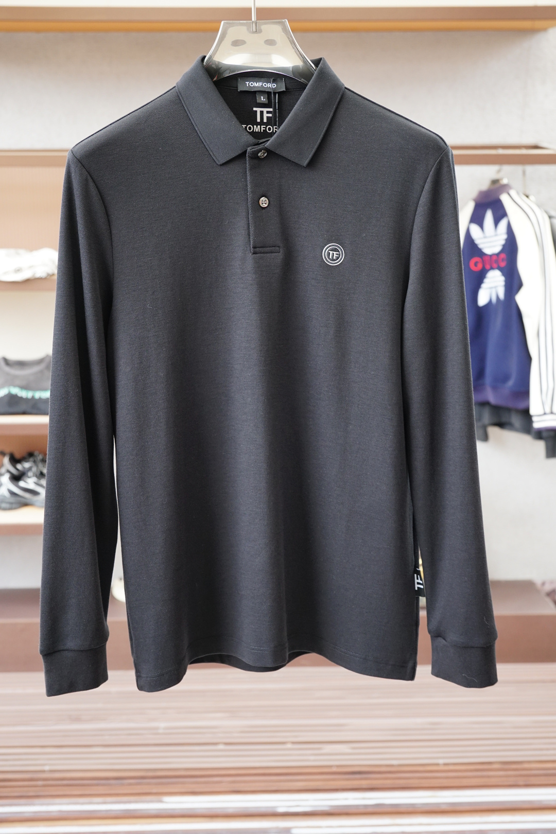 NO:598160,Tom for- 2025 new products are on sale at the counter. Fashionable high-end men's long-sleeved Polo, clean and tidy design, a must-have series for the chairman's elite, comfortable and relaxed without losing the sense of grandeur. The small stand-up collar positioning design breaks the traditional constraints and is more youthful and fashionable. The embroidered logo design on the chest is more brand-recognizable. Imported top high-density 100-point high-quality Pima cotton is skin-friendly and comfortable.  It feels very delicate, has a good texture, is cool and breathable, and is not easy to wrinkle. It is a good one and can be worn alone or layered. If you like it, you can stock up in advance!  Hurry up and grab it. Sizes (M-XXX L) available for pickup the next day.,,tom ford,alexander wang19860909Tom for- 2025新品 专柜在售 时尚高端男装长袖Polo,设计干净利落整洁,董事长精英必备系列,舒适松弛又不失大气感,小立领定位设计打破传统束缚,更具年轻时尚味道,胸前刺绣Logo设计,更具品牌辨识度,进口顶极高密度100分优质皮马棉棉亲肤舒适 摸上去非常的细腻,质感很好,凉爽透气,不易起皱,不错的一款,内搭单穿都完全没问题,喜欢的亲也可以提早囤货！赶紧下手抢吧.尺码（M-XXX L）隔天取货.,,tom ford,alexander wang,Men's clothing