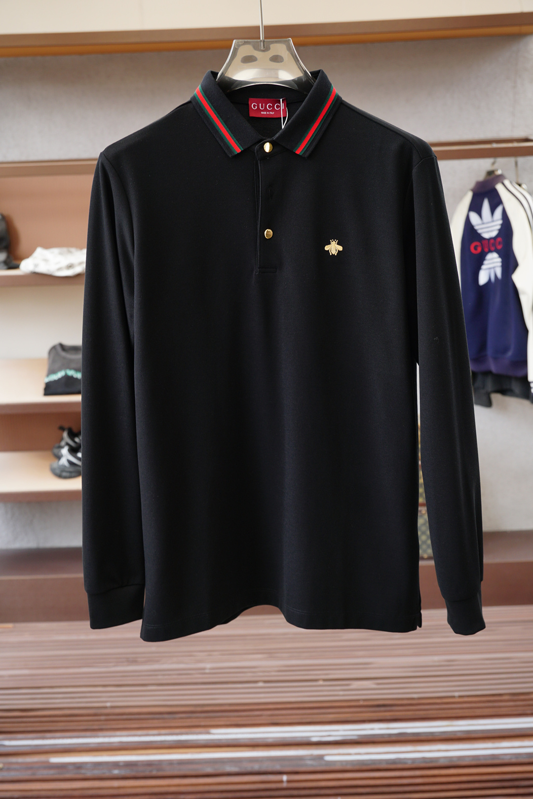NO:598157,Gucci - 2025 new products are on sale at the counter. Fashionable and high-end men's long-sleeved Polo. The design is clean and tidy. It is a must-have series for the chairman's elite. It is comfortable and relaxed without losing the sense of grandeur. The small stand-up collar positioning design breaks the traditional constraints and is more youthful and fashionable. The embroidered logo design on the chest is more brand recognizable. Imported top high-density 100-point high-quality Pima cotton is skin-friendly and comfortable.  It feels very delicate, has a good texture, is cool and breathable, and is not easy to wrinkle. It is a good one and can be worn alone or layered. If you like it, you can stock up in advance!  Hurry up and grab it. Sizes (M-XXX L) available for pickup the next day.,,gucci,alexander wang19860909Gucci古奇- 2025新品 专柜在售 时尚高端男装长袖Polo,设计干净利落整洁,董事长精英必备系列,舒适松弛又不失大气感,小立领定位设计打破传统束缚,更具年轻时尚味道,胸前刺绣Logo设计,更具品牌辨识度,进口顶极高密度100分优质皮马棉棉亲肤舒适 摸上去非常的细腻,质感很好,凉爽透气,不易起皱,不错的一款,内搭单穿都完全没问题,喜欢的亲也可以提早囤货！赶紧下手抢吧.尺码（M-XXX L）隔天取货.,,gucci,alexander wang,Men's clothing