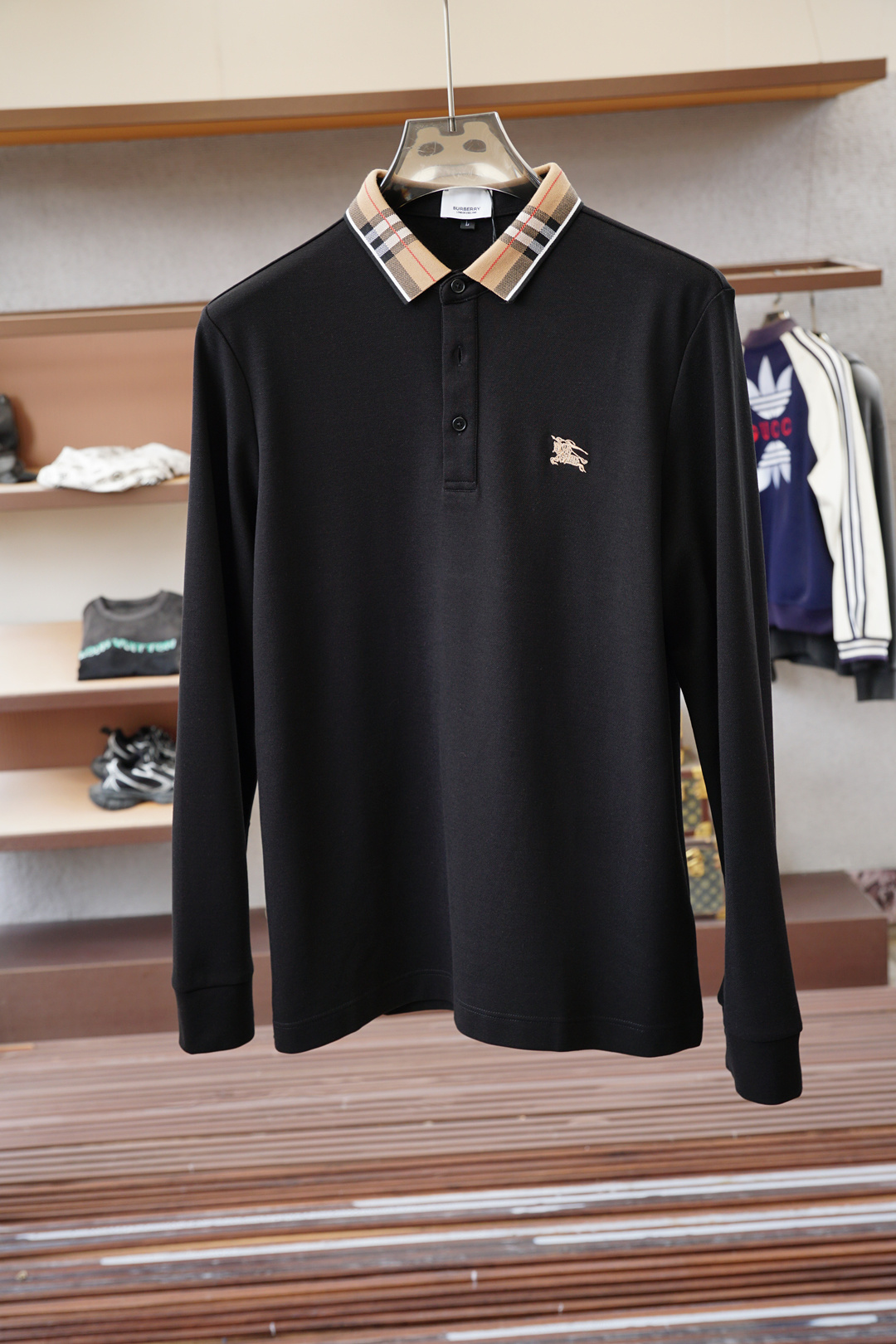 NO:598154,BBR Burberry/2025 new products are on sale at the counter. Fashionable high-end men's long-sleeved Polo, clean and tidy design, essential series for chairman elites, comfortable and relaxed without losing the sense of grandeur. The small stand-up collar positioning design breaks the traditional constraints and has a more youthful and fashionable taste. The embroidered logo design on the chest is more brand recognizable. Imported top high-density 100-point high-quality Pima cotton is skin-friendly and comfortable.  It feels very delicate, has a good texture, is cool and breathable, and is not easy to wrinkle. It is a good one and can be worn alone or layered. If you like it, you can stock up in advance!  Hurry up and grab it. Sizes (M-XXX L) available for pickup the next day.,,burberry,alexander wang19860909BBR巴宝莉/ 2025新品 专柜在售 时尚高端男装长袖Polo,设计干净利落整洁,董事长精英必备系列,舒适松弛又不失大气感,小立领定位设计打破传统束缚,更具年轻时尚味道,胸前刺绣Logo设计,更具品牌辨识度,进口顶极高密度100分优质皮马棉棉亲肤舒适 摸上去非常的细腻,质感很好,凉爽透气,不易起皱,不错的一款,内搭单穿都完全没问题,喜欢的亲也可以提早囤货！赶紧下手抢吧.尺码（M-XXX L）隔天取货.,,burberry,alexander wang,Men's clothing