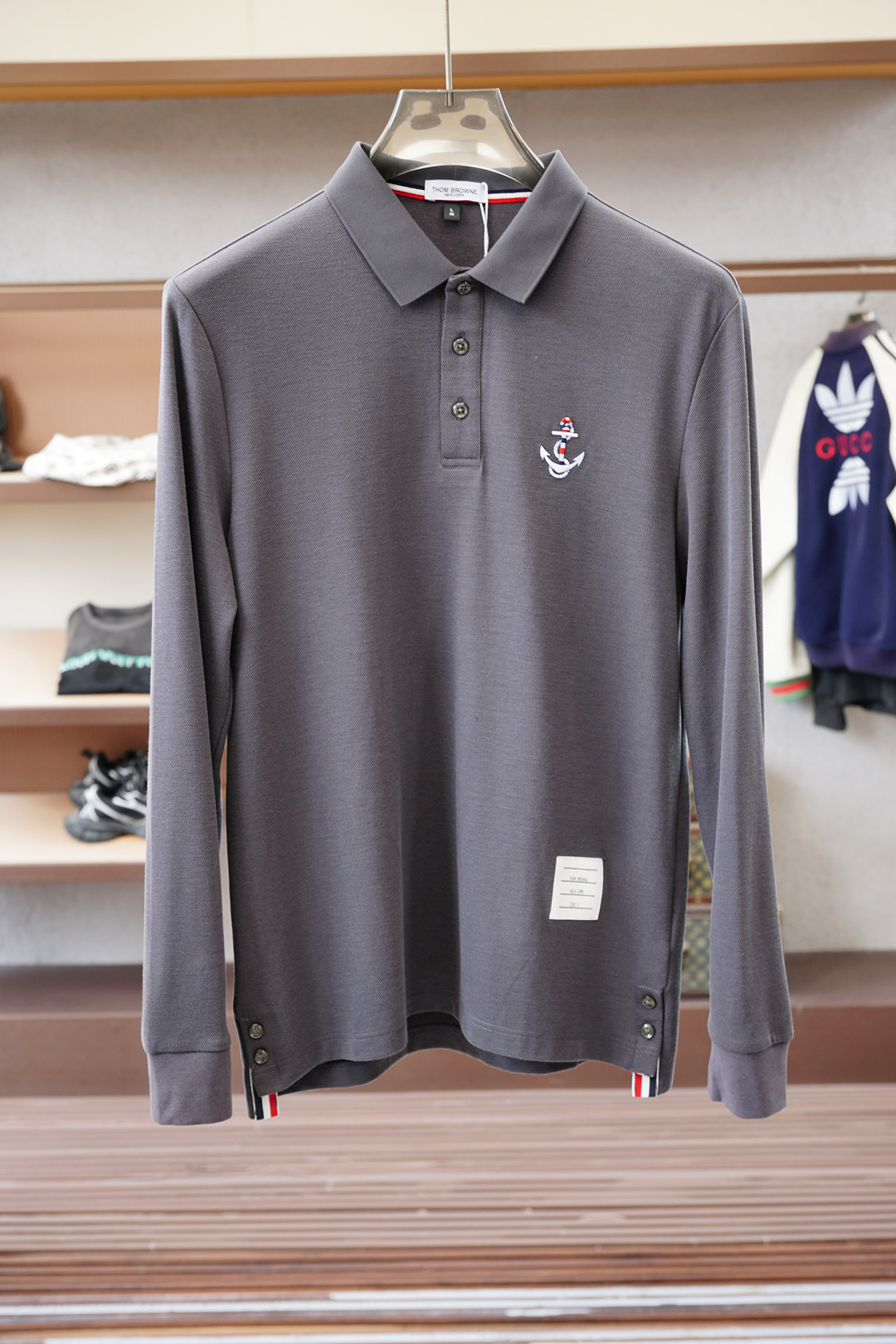 NO:598151,TB-Tom Brown - 2025 new products are on sale at the counter. Fashionable high-end men's long-sleeved Polo, clean and tidy design, a must-have series for the chairman's elite, comfortable and relaxed without losing the sense of grandeur. The small stand-up collar positioning design breaks the traditional constraints and is more youthful and fashionable. The embroidered logo design on the chest is more brand recognizable. Imported top high-density 100-point high-quality Pima cotton is skin-friendly and comfortable  It feels very delicate, has a good texture, is cool and breathable, and is not easy to wrinkle. It is a good one and can be worn alone or layered. If you like it, you can stock up in advance!  Hurry up and grab it. Sizes (M-XXX L) available for pickup the next day.,,thom browne,alexander wang19860909TB-汤姆布朗- 2025新品 专柜在售 时尚高端男装长袖Polo,设计干净利落整洁,董事长精英必备系列,舒适松弛又不失大气感,小立领定位设计打破传统束缚,更具年轻时尚味道,胸前刺绣Logo设计,更具品牌辨识度,进口顶极高密度100分优质皮马棉棉亲肤舒适 摸上去非常的细腻,质感很好,凉爽透气,不易起皱,不错的一款,内搭单穿都完全没问题,喜欢的亲也可以提早囤货！赶紧下手抢吧.尺码（M-XXX L）隔天取货.,,thom browne,alexander wang,Men's clothing