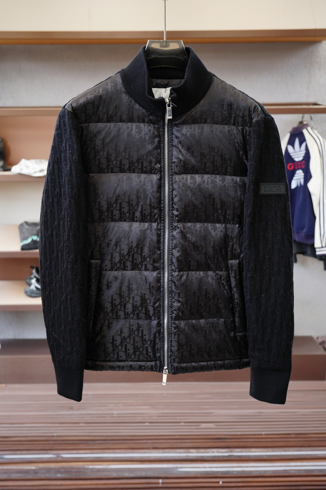NO:573584,Dior Dior - high-end recommended products 2025 autumn and winter men's original pure 90 down jacket!  Aristocratic lineage, full of fluffiness, cold-resistant artifact, high-end top-notch ready-to-wear, the whole piece of clothing is designed with hand-weighted craftsmanship, the soft shell fabric is comfortable and soft, and the filling is imported high-grade selected 90 white duck down feathers. It is high in weight and thick, and has excellent quick-heating and heat-containing effects. It gathers Zegna's traditional craft symbol pieces, and gives the new season fashion vitality and fashion aesthetic value. The style is both solemn and harmonious, and is the first choice for urban elite men. Size M-3XL, 178 140 catties wears L slim fit, can wear up to 190 catties, dior, dior, zegna, down jacket, alexander wang19860909Dior迪奥-高端推荐牛货 2025秋冬款男士原单纯正90羽绒服！贵族血统 蓬松感十足 御寒神器 高端顶尖一线成衣,整件衣服采 用手重工艺设计,软壳面料舒适柔软,填充物为进口高级甄选90白鸭绒羽毛,高克重厚实,速热以及聚温保暖效果极好.聚集了杰尼亚传统工艺 符号片, 并赋予了新一季时尚活力和时装美学价值,亦庄亦谐的风格,都市精英男士首选.尺码M-3XL,178 140斤穿L修身 最大可穿190斤,,dior,dior,zegna,down jacket,alexander wang,Men's clothing