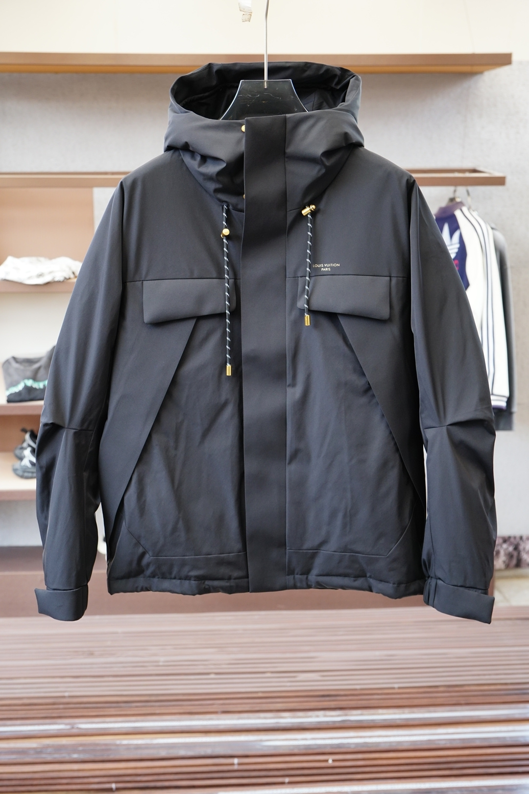 NO:573587,LV Louis Vuitton - high-end recommended products 2025 autumn and winter men's original pure 90 down jacket!  Aristocratic lineage, full of fluffiness, cold-resistant artifact, high-end top-notch ready-to-wear, the whole piece of clothing is designed with hand-weighted craftsmanship, the soft shell fabric is comfortable and soft, and the filling is imported high-grade selected 90 white duck down feathers. It is high in weight and thick, and has excellent quick-heating and heat-containing effects. It gathers Zegna's traditional craft symbol pieces, and gives the new season fashion vitality and fashion aesthetic value. The style is both solemn and harmonious, and is the first choice for urban elite men. Size M-3XL, 178 140 catties wears L slim fit, can wear up to 190 catties,,louis vuitton,louis vuitton,zegna,down jacket,alexander wang19860909LV路易威登-高端推荐牛货 2025秋冬款男士原单纯正90羽绒服！贵族血统 蓬松感十足 御寒神器 高端顶尖一线成衣,整件衣服采 用手重工艺设计,软壳面料舒适柔软,填充物为进口高级甄选90白鸭绒羽毛,高克重厚实,速热以及聚温保暖效果极好.聚集了杰尼亚传统工艺 符号片, 并赋予了新一季时尚活力和时装美学价值,亦庄亦谐的风格,都市精英男士首选.尺码M-3XL,178 140斤穿L修身 最大可穿190斤,,louis vuitton,louis vuitton,zegna,down jacket,alexander wang,Men's clothing