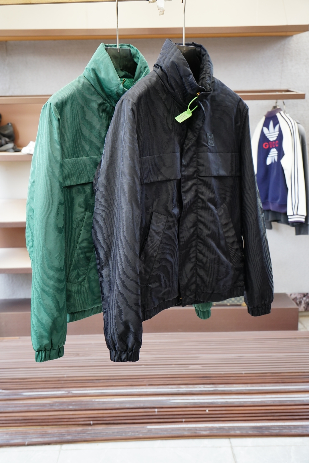 NO:573581,LV Louis Vuitton-2025SS Early Autumn New Products  Dark pattern jacquard hooded jacket. Customer-provided hardware decorative accessories. The fabric is made of double-layer polyester fiber composite fabric, which refers to a fabric compounded by a special process. This fabric combines the comfort and breathability of cotton. Only after compounding can the density and texture of the fabric be restored, silky and elastic. The jacquard technology is used in weaving.  In the process, the weaving technology forms a pattern through the interweaving of warp and weft lines. All-over jacquard printing means that the entire fabric is covered with fine patterns and Monogram printing logos. This process makes the fabric more visually rich and three-dimensional, and also increases the uniqueness and recognition of the product.  …………………………………………………… SizeM-X XXL,,,louis vuitton,louis vuitton,jackets & coats,hats,alexander wang19860909LV路易威登-2025SS早秋新品 暗纹提花连帽夹克.客供五金装饰辅料,面料采用了双层聚酯纤维复合面料指的是特殊工艺复合而成的一种面料.这种面料结合棉舒适性和透气性,复合后才能还原面料的密度质感,丝滑有弹力,提花工艺在织造过程中通过经纬线的交织形成图案的织造技术.满印提花则意味着整个面料上都布满了精细的图案,Monogram印花标志,这种工艺使得面料在视觉上更加丰富和立体,同时也增加了产品的独特性和辨识度. …………………………………………………… SizeM-X XXL,,,louis vuitton,louis vuitton,jackets & coats,hats,alexander wang,Men's clothing