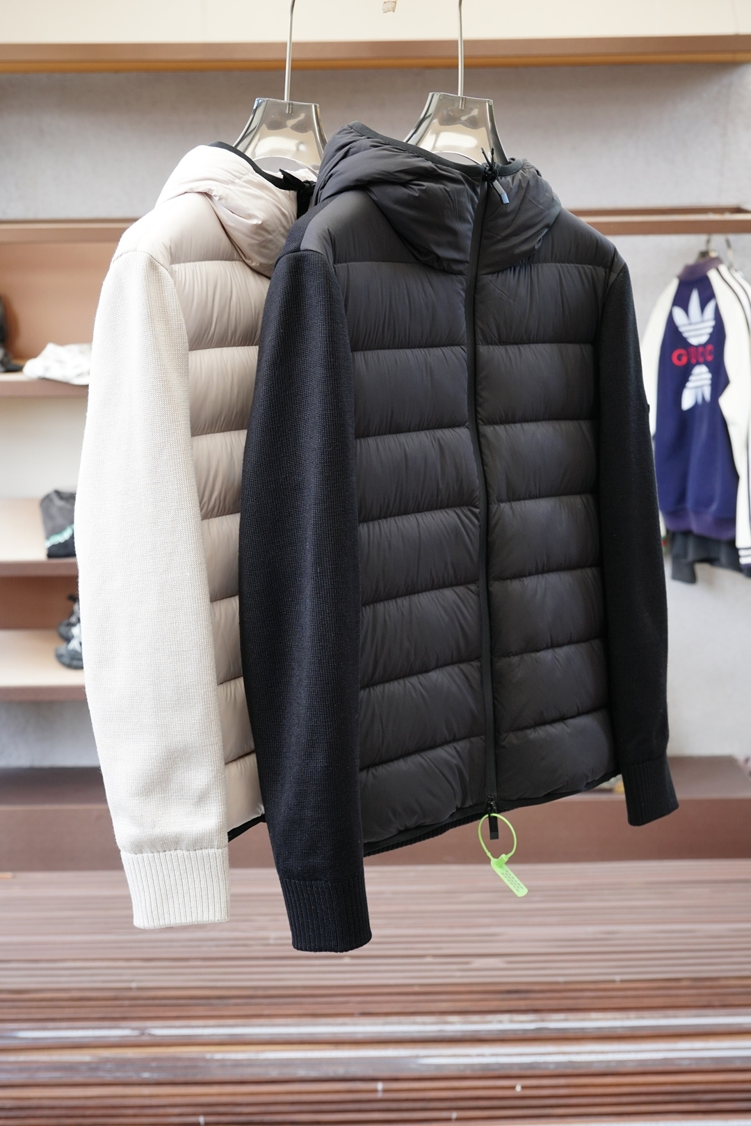 NO:573590,- Mengkou-Xing exclusively supplies new autumn and winter hooded down jackets. The 2025 autumn and winter trading company channels are rare. It is a must-have warm item for cooling weather. The sleeves are spliced and knitted. So handsome.  It can be worn for daily life or outdoor sports. The handsome laser brown color gives a different visual effect. It is wear-resistant, scratch-resistant and easy to care for. The interior is filled with 90 European standard high-quality white goose down. It is matched with large square quilting technology to create a fluffy and full overall effect. It also has a strong thermal insulation and temperature locking effect, so that you are not afraid of the cold outdoor weather in autumn and winter! Sizes m-3xl, Moncler, down jacket, hats, alexander wang19860909- 蒙口-兴独家专供秋冬新款连帽羽绒服,2025秋冬贸易公司渠道稀出,降温天气必备的保暖单品,袖子拼接针织.帅到爆 不论是日常还是户外运动都能穿.帅气镭射棕色给人不一样的视觉效果耐磨防刮易打理,内里配置90欧标优质白鹅绒埴充,在搭配大方格绗缝工艺,打造蓬松饱满的整体效果,兼顾强悍的保暖锁温效果,让你无惧秋冬季寒冷的户外天气!尺码m-3xl,,Moncler,down jacket,hats,alexander wang,Men's clothing