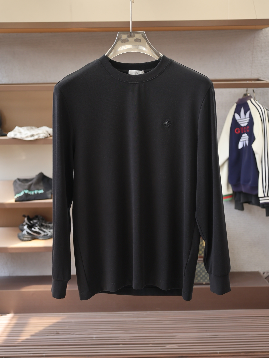 NO:625008,Dior Dior-2025 Autumn Style  This sweatshirt is knitted with pure cotton. It has Logo on the chest, which is fashionable in the 2025 autumn and winter shows. It can be made into various shapes. Imported/350g high-density pure cotton has a texture that is comfortable and soft. It is suitable for loose-fitting round necks in autumn and winter. This type of sweatshirt is loose and comfortable.  , very comfortable to wear, and can also show a casual sense of fashion. Logo embroidery on the chest highlights the brand charm, M-3XL,,, dior, dior, hoodie, sweatshirts, alexander  wang19860909Dior迪奥-2025秋款 本款卫衣衫以素净棉质针织,胸前Logo2025秋冬秀场风尚,可为各式造型,进口/350克高密度纯棉有质感舒适柔软细呢,适合秋冬季节宽松版型的圆领,这种版型的卫衣宽松舒适,穿着非常自在,同时也能够展现出随性的时尚感.胸前Logo刺绣彰显品牌魅力、M-3XL,,,dior,dior,hoodie,sweatshirts,alexander wang,Men's clothing