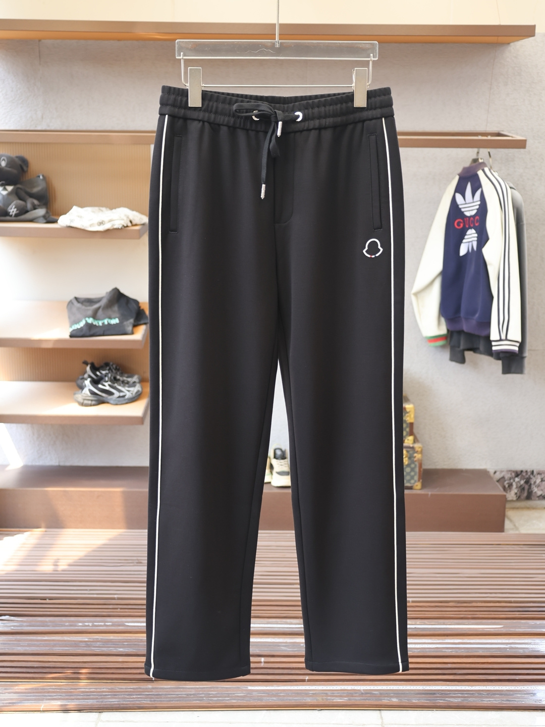 NO:652456,Meng Mouth - Autumn and winter casual pants A new interpretation of aesthetics, a strong sense of style and fashion, with a strong sense of detail and design. The classic brand logo is used as a color combination to interpret classic brand fashion, adding luster to the overall look. Imported fabrics are soft and comfortable. The inner fabric is flat and breathable, simple and full of unique charm.  European trade channels, direct delivery from Italian overseas warehouses, limited sales of overseas boutiques. 25 new autumn and winter casual fashion pants, these pants adopt the design of big brands to create a fashionable trend, with exquisite details, showing super high quality. The pants are embellished with iconic brand logos, highlighting the brand style, creating fashionable and diverse styles. Imported fabrics are carefully made, soft and comfortable, and skin-friendly. They are comfortable pants for home and going out, just wear a jacket and you can go out ~ Color black Size: M L XL 2XL  3XL,,Moncler,jackets & coats,alexander wang19860909蒙口-秋冬休闲裤子 美学的焕新诠释,演绎浓郁的格调型时尚风范,细节感和设计感强悍.经典品牌标识做为色彩搭配,演绎经典的品牌时尚,为整体造型增光添彩.进口面料,柔软舒适.内里织面平整透气性极佳,简洁而富有独特魅力. 欧洲贸易渠道,意大利海外仓直发,海外精品限定销售.25秋冬新款休闲时尚裤,这款裤采用大牌的设计打造时尚潮流感,细节处理精致到位,展现超高的品质. 裤身上点缀标志性品牌标识,彰显品牌格调,打造时尚多样的造型.进口面料精心打造,柔软舒适,还亲肤舒适,是居家和外出都很舒适的一款裤子,随便搭个外套就可以出门啦~ 颜色黑色 尺码:M L XL 2XL 3XL,,Moncler,jackets & coats,alexander wang,Men's clothing