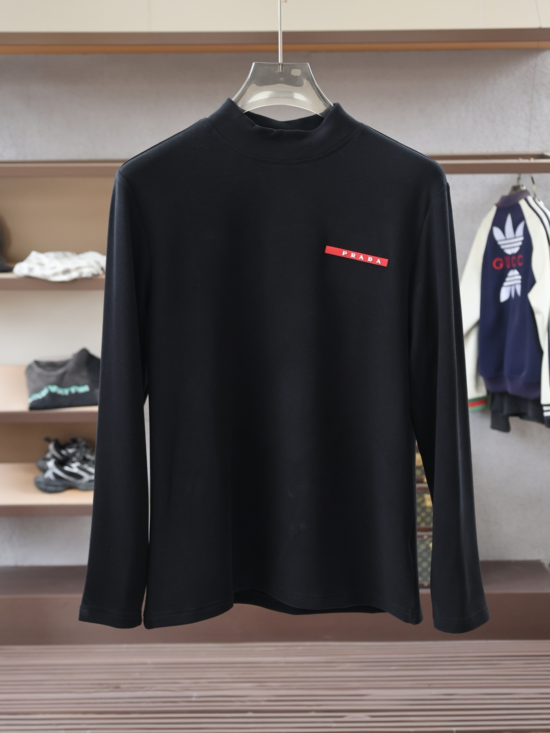 NO:612239,Prada - 2025 Autumn and Winter Turtleneck Fabric: Dejong brushed fabric. The surface of the fabric is made of suede and has a smooth texture. It is skin-friendly and comfortable to wear. The cloth surface feels soft and waxy like clouds and is gently wrapped. The texture is unique and the structure is stable. The collar adopts a pull-neck structure and is cleverly embellished with textured patch embroidery on the front and rear panels. It is rich in layers and full of design. Color: Black Gray White Card Size M-3XL  Long sleeve T, prada, prada, alexander wang19860909Prada普拉达-2025 秋冬高领 面料: 德容磨毛面料.面料表面食毛做磨毛工艺肌理平整,穿着亲肤舒适,布面触感软糯如云朵般温柔包裹,质感独特且结构稳定.衣领采用拉领结构,配合前后幅纹理贴布刺绣的巧妙点缀,层次丰富且充满设计感. 颜色: 黑色 灰白卡 码数M-3XL 版型长袖T,,prada,prada,alexander wang,Men's clothing