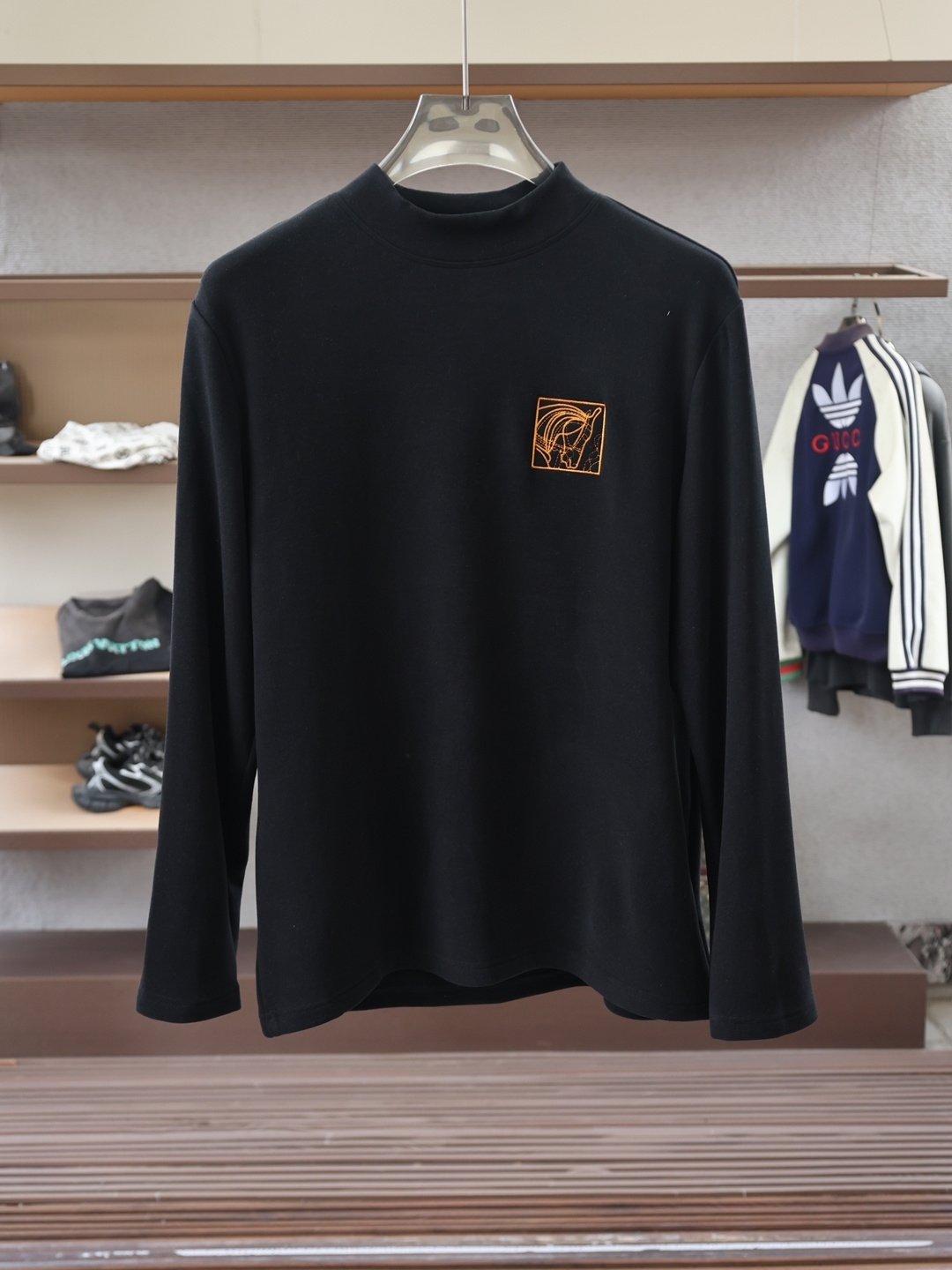 NO:612235,Hermès - 2025 Autumn and Winter Turtleneck Fabric: Dejong brushed fabric. The surface of the fabric has a smooth texture, making it skin-friendly and comfortable to wear. The fabric surface feels soft and waxy like a cloud, with a unique texture and a stable structure. The collar adopts a pull-neck structure, and is cleverly embellished with textured patch embroidery on the front and rear panels, which is rich in layers and full of design. Color: Black Gray White Card Size M-3XL  Long sleeve T, hermes, alexander wang19860909爱马仕-2025 秋冬高领 面料: 德容磨毛面料.面料表面食毛做磨毛工艺肌理平整,穿着亲肤舒适,布面触感软糯如云朵般温柔包裹,质感独特且结构稳定.衣领采用拉领结构,配合前后幅纹理贴布刺绣的巧妙点缀,层次丰富且充满设计感. 颜色: 黑色 灰白卡 码数M-3XL 版型长袖T,,hermes,alexander wang,Men's clothing