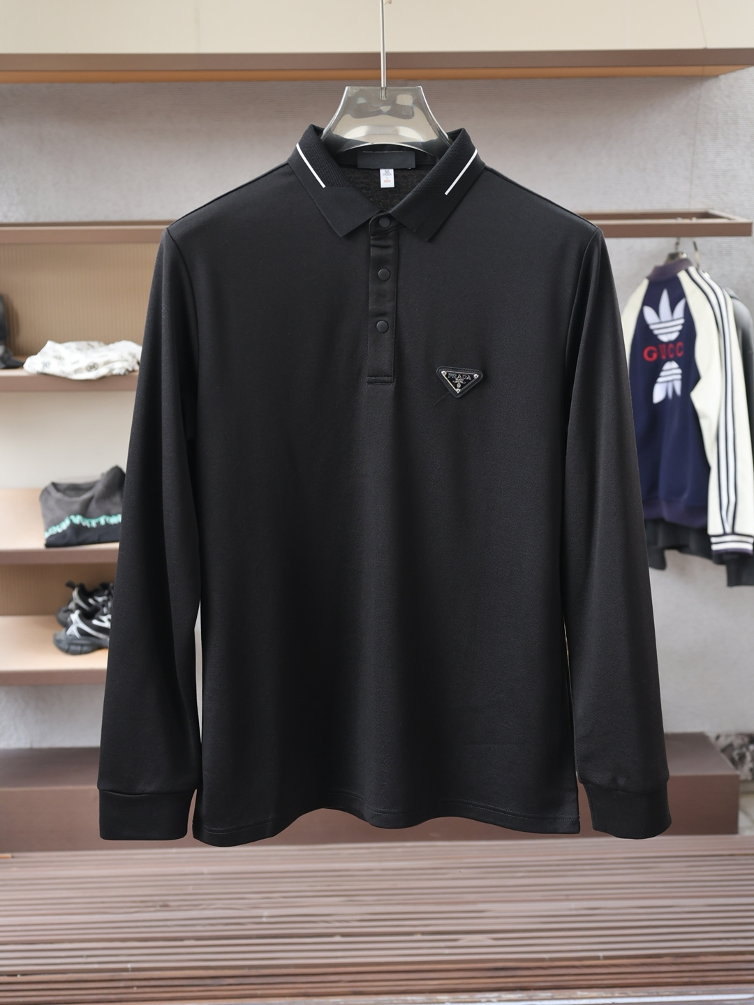 NO:612230,Prada - New long-sleeved Polo shirt in the 2025 autumn and winter series, designed with luxurious classic elements!  The use of comfortable and breathable knitted fabrics is at cabinet level, a predictable hit, advanced custom-made fabrics, master-level tailoring, invincible texture, excellent skin-friendliness, exquisite craftsmanship, smooth lines, perfect matching with the whole shirt. The design is unique, quite fashionable, and the overall light luxury and high-end  The details are so perfect, which proves the original craftsmanship, and the appearance is extremely high-quality. As a good-looking item, it can dominate the mix and match of the entire dressing season. It is quite eye-catching whether worn alone or as an inner layer. The upper body effect is superb, elegant and intellectual, and it is easy to highlight the temperament type!  Size M-3XL,,prada,prada,shirts,alexander wang19860909Prada普拉达-2025秋冬系列上新 长袖Polo 衬衫,奢华经典元素设计！采用舒适透气针织面料属于入柜级别,可预见性的爆款,高级定制面料,大师级剪裁,质感无敌,亲肤性极佳工艺精湛,线条流畅,完美搭配整款衬衫的设计别具一格,颇具时髦感,整体轻奢高级 细节完美如斯,印证了原厂的匠心工艺,品相极为优等,作为颜值系的一款单品,可以主导整个穿搭季的混搭,无论单穿或者内搭都颇为吸睛,上身效果超赞,优雅而知性,极易凸显出气质的类型！尺码M-3XL,,prada,prada,shirts,alexander wang,Men's clothing