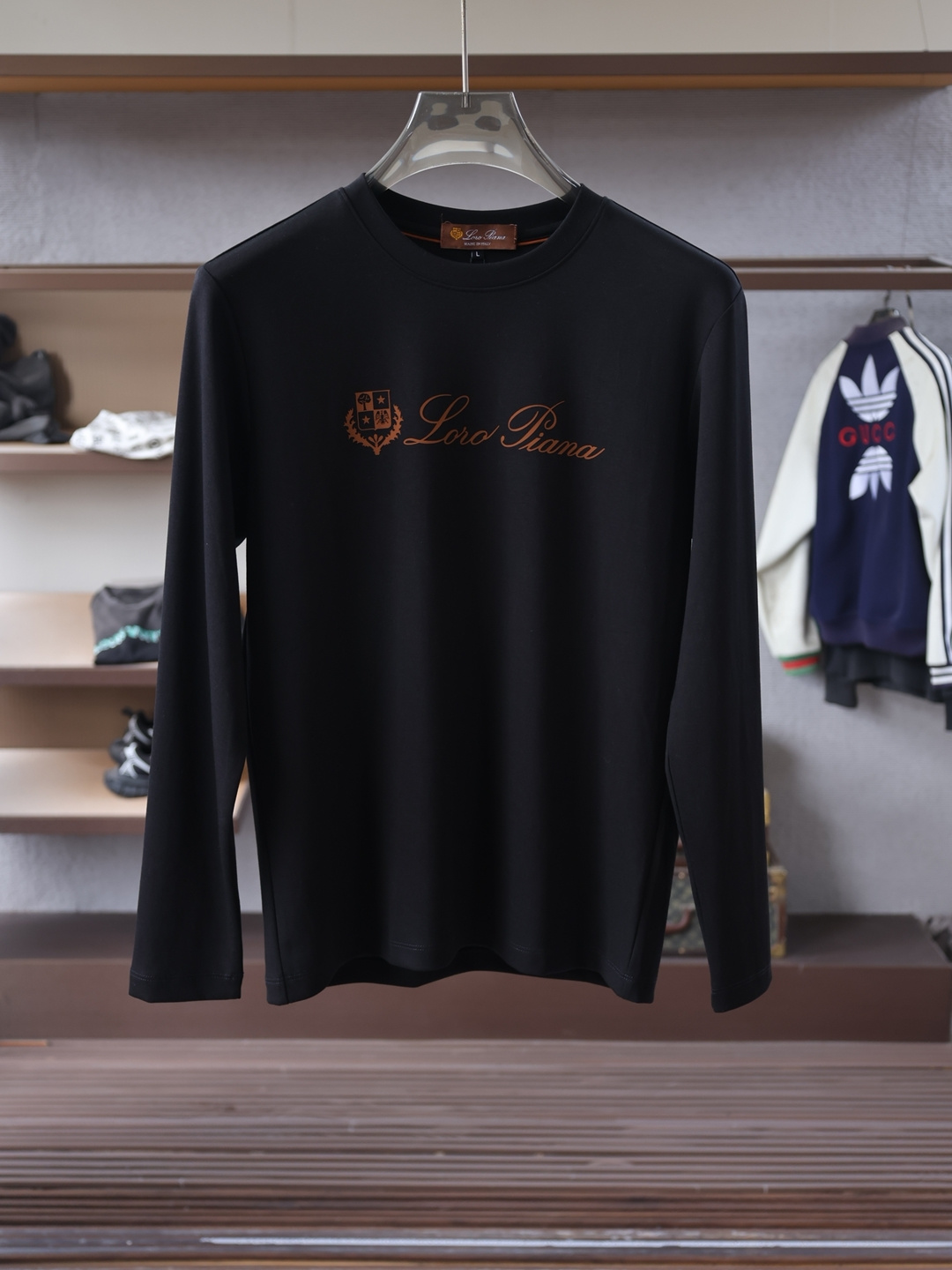 NO:626531,LP-  New product for autumn and winter, men's classic 'LOGO printed on the chest' basic round neck long-sleeved T-shirt bottoming shirt! The trading company channel is rare, and it is sold at GW simultaneously. It is made of 26S double yarn pure cotton imported from customers. The fabric is thick and moderate, and the texture is soft and dense, crisp and smooth.  It is close to the skin and has good breathability and moisture absorption. It is matched with the same dyed ribbed collar and cuffs to increase the comfort level to 100%. The classic LOGO embroidery design on the chest of the body is matched with the offset printed logo on the left cuff, which is a symbol of quality. The tailoring is a slim fit.  It is very exquisite, shows aura, and highlights the sophistication of business men. This is unique. It has just the right fit and the upper body effect is very good. Size 48/M-56/3XL, loro piana, tees, t-shirt, alexander wang19860909LP- 秋冬新品,男士胸前经典'LOGO印花基础款圆领长袖T恤打底衫！贸易公司渠道稀出,同步GW发售,选用客供进口26S双纱纯棉材质制成,面料厚实适中,质地柔软绵密、挺括垂顺,贴肤具有良好的透气吸湿性,搭配同缸色染罗纹领口袖口拼接,将舒适度提升到百分百,衣身胸前经典LOGO刺绣设计,,搭配左袖口处胶印徽标相呼应,品质的象征.版型剪裁属于修身款 非常精致,显气场,又会凸显商务男士的精致,这就是独到之处,恰到好处的修身,上身效果非常赞, 尺码48/M-56/3XL,,loro piana,tees，t-shirt,alexander wang,Men's clothing