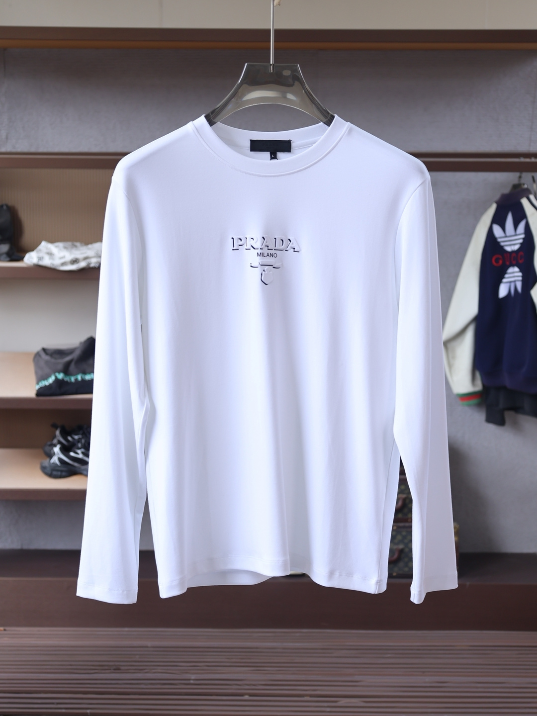 NO:626602,PradaPrada-  New product for autumn and winter, men's classic 'LOGO printed on the chest' basic round neck long-sleeved T-shirt bottoming shirt! The trading company channel is rare, and it is sold at GW simultaneously. It is made of 26S double yarn pure cotton imported from customers. The fabric is thick and moderate, and the texture is soft and dense, crisp and smooth.  It is close to the skin and has good breathability and moisture absorption. It is matched with the same dyed ribbed collar and cuffs to increase the comfort level to 100%. The classic LOGO embroidery design on the chest of the body is matched with the offset printed logo on the left cuff, which is a symbol of quality. The tailoring is a slim fit.  It is very exquisite, shows aura, and highlights the sophistication of business men. This is unique. It has just the right fit and the upper body effect is very good. Size 48/M-56/3XL, prada, prada, tees, t-shirt, alexander wang19860909Prada普拉达- 秋冬新品,男士胸前经典'LOGO印花基础款圆领长袖T恤打底衫！贸易公司渠道稀出,同步GW发售,选用客供进口26S双纱纯棉材质制成,面料厚实适中,质地柔软绵密、挺括垂顺,贴肤具有良好的透气吸湿性,搭配同缸色染罗纹领口袖口拼接,将舒适度提升到百分百,衣身胸前经典LOGO刺绣设计,,搭配左袖口处胶印徽标相呼应,品质的象征.版型剪裁属于修身款 非常精致,显气场,又会凸显商务男士的精致,这就是独到之处,恰到好处的修身,上身效果非常赞, 尺码48/M-56/3XL,,prada,prada,tees，t-shirt,alexander wang,Men's clothing