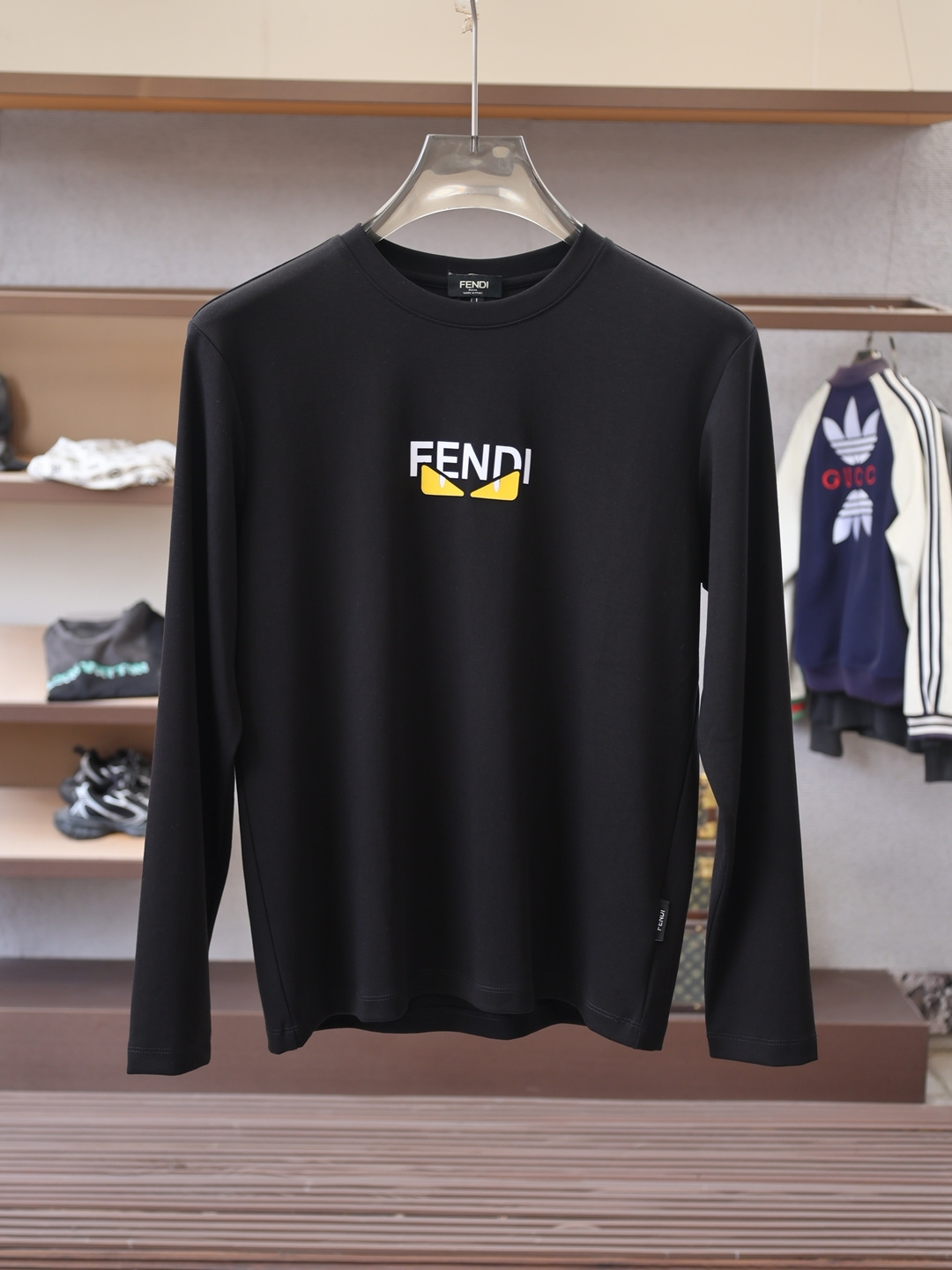 NO:626593,Versace-  New product for autumn and winter, men's classic 'LOGO printed on the chest' basic round neck long-sleeved T-shirt bottoming shirt! The trading company channel is rare, and it is sold at GW simultaneously. It is made of 26S double yarn pure cotton imported from customers. The fabric is thick and moderate, and the texture is soft and dense, crisp and smooth.  It is close to the skin and has good breathability and moisture absorption. It is matched with the same dyed ribbed collar and cuffs to increase the comfort level to 100%. The classic LOGO embroidery design on the chest of the body is matched with the offset printed logo on the left cuff, which is a symbol of quality. The tailoring is a slim fit.  It is very delicate, shows aura, and highlights the sophistication of business men. This is unique. It has just the right fit and the upper body effect is very good. Size 48/M-56/3XL, versace, versace, tees, t-shirt, alexander wang19860909范思哲Versace- 秋冬新品,男士胸前经典'LOGO印花基础款圆领长袖T恤打底衫！贸易公司渠道稀出,同步GW发售,选用客供进口26S双纱纯棉材质制成,面料厚实适中,质地柔软绵密、挺括垂顺,贴肤具有良好的透气吸湿性,搭配同缸色染罗纹领口袖口拼接,将舒适度提升到百分百,衣身胸前经典LOGO刺绣设计,,搭配左袖口处胶印徽标相呼应,品质的象征.版型剪裁属于修身款 非常精致,显气场,又会凸显商务男士的精致,这就是独到之处,恰到好处的修身,上身效果非常赞, 尺码48/M-56/3XL,,versace,versace,tees，t-shirt,alexander wang,Men's clothing