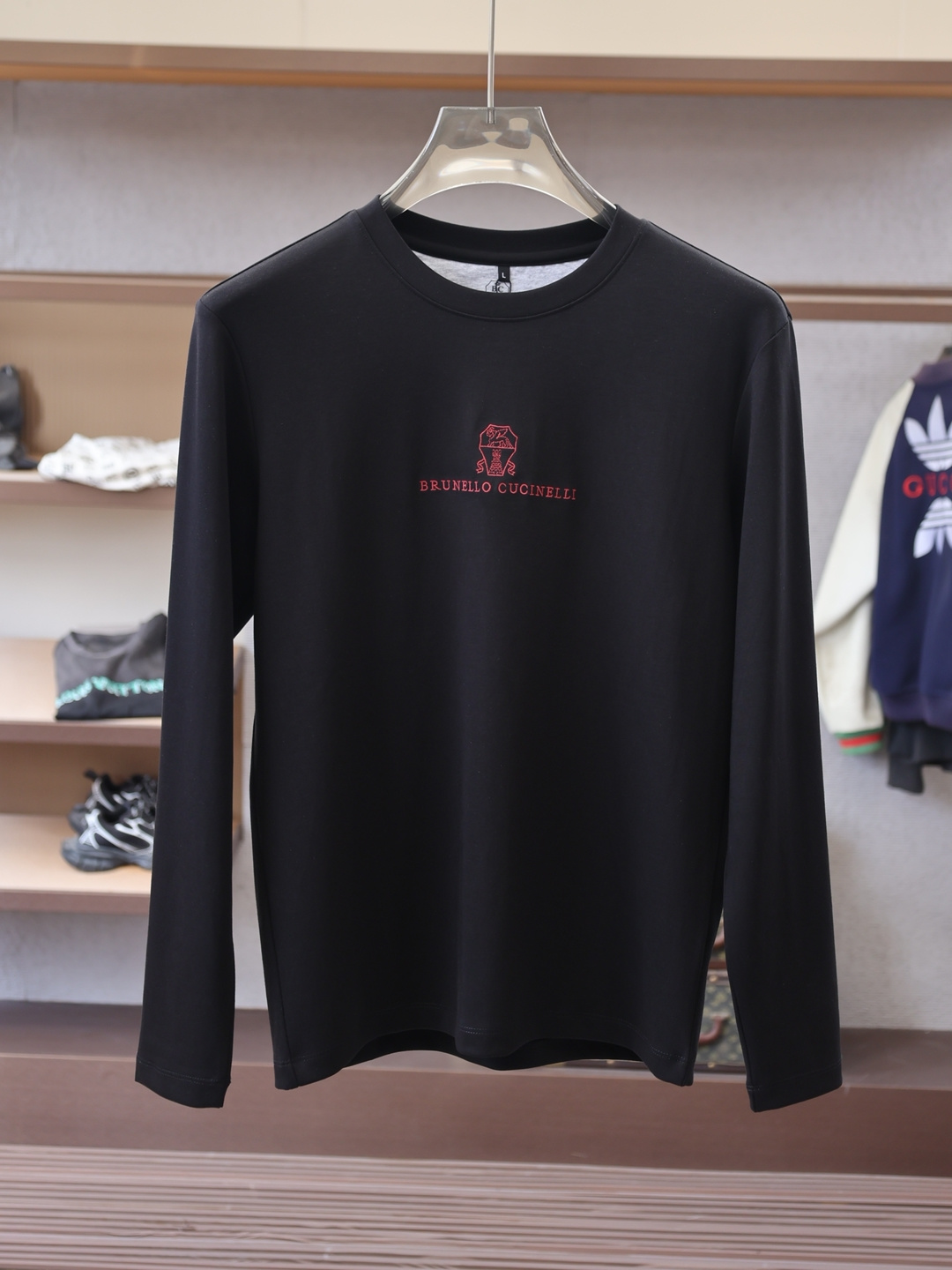 NO:626576,BC-  New product for autumn and winter, men's classic 'LOGO embroidery on the chest' basic round neck long-sleeved T-shirt bottoming shirt! The trading company channel is rare, and it is sold at GW simultaneously. It is made of 26S double yarn pure cotton imported from customers. The fabric is thick and moderate, and the texture is soft and dense, crisp and smooth.  It is close to the skin and has good breathability and moisture absorption. It is matched with the same dyed ribbed collar and cuffs to increase the comfort level to 100%. The classic LOGO embroidery design on the chest of the body is matched with the offset printed logo on the left cuff, which is a symbol of quality. The tailoring is a slim fit.  It is very exquisite, shows aura, and highlights the sophistication of business men. This is unique. It has just the right fit and the upper body effect is very good. Size 48/M-56/3XL, tees, t-shirt, alexander wang19860909BC- 秋冬新品,男士胸前经典'LOGO刺绣基础款圆领长袖T恤打底衫！贸易公司渠道稀出,同步GW发售,选用客供进口26S双纱纯棉材质制成,面料厚实适中,质地柔软绵密、挺括垂顺,贴肤具有良好的透气吸湿性,搭配同缸色染罗纹领口袖口拼接,将舒适度提升到百分百,衣身胸前经典LOGO刺绣设计,,搭配左袖口处胶印徽标相呼应,品质的象征.版型剪裁属于修身款 非常精致,显气场,又会凸显商务男士的精致,这就是独到之处,恰到好处的修身,上身效果非常赞, 尺码48/M-56/3XL,,tees，t-shirt,alexander wang,Men's clothing