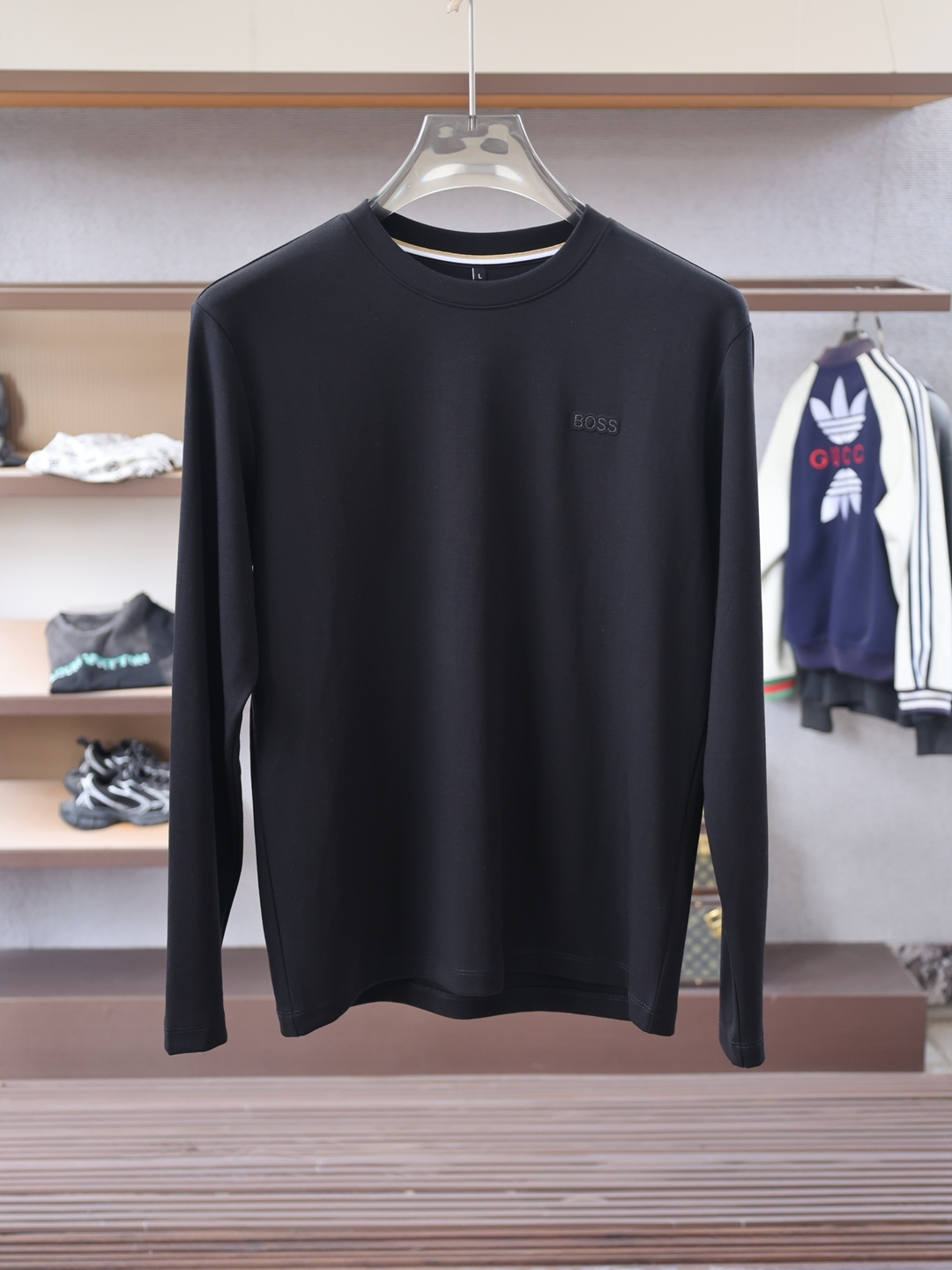 NO:626568,Boss-  New product for autumn and winter, men's classic 'LOGO embroidery on the chest' basic round neck long-sleeved T-shirt bottoming shirt! The trading company channel is rare, and it is sold at GW simultaneously. It is made of 26S double yarn pure cotton imported from customers. The fabric is thick and moderate, and the texture is soft and dense, crisp and smooth.  It is close to the skin and has good breathability and moisture absorption. It is matched with the same dyed ribbed collar and cuffs to increase the comfort level to 100%. The classic LOGO embroidery design on the chest of the body is matched with the offset printed logo on the left cuff, which is a symbol of quality. The tailoring is a slim fit.  It is very exquisite, shows aura, and highlights the sophistication of business men. This is unique. It has just the right fit and the upper body effect is very good. Size 48/M-56/3XL, tees, t-shirt, alexander wang19860909Boss- 秋冬新品,男士胸前经典'LOGO刺绣基础款圆领长袖T恤打底衫！贸易公司渠道稀出,同步GW发售,选用客供进口26S双纱纯棉材质制成,面料厚实适中,质地柔软绵密、挺括垂顺,贴肤具有良好的透气吸湿性,搭配同缸色染罗纹领口袖口拼接,将舒适度提升到百分百,衣身胸前经典LOGO刺绣设计,,搭配左袖口处胶印徽标相呼应,品质的象征.版型剪裁属于修身款 非常精致,显气场,又会凸显商务男士的精致,这就是独到之处,恰到好处的修身,上身效果非常赞, 尺码48/M-56/3XL,,tees，t-shirt,alexander wang,Men's clothing