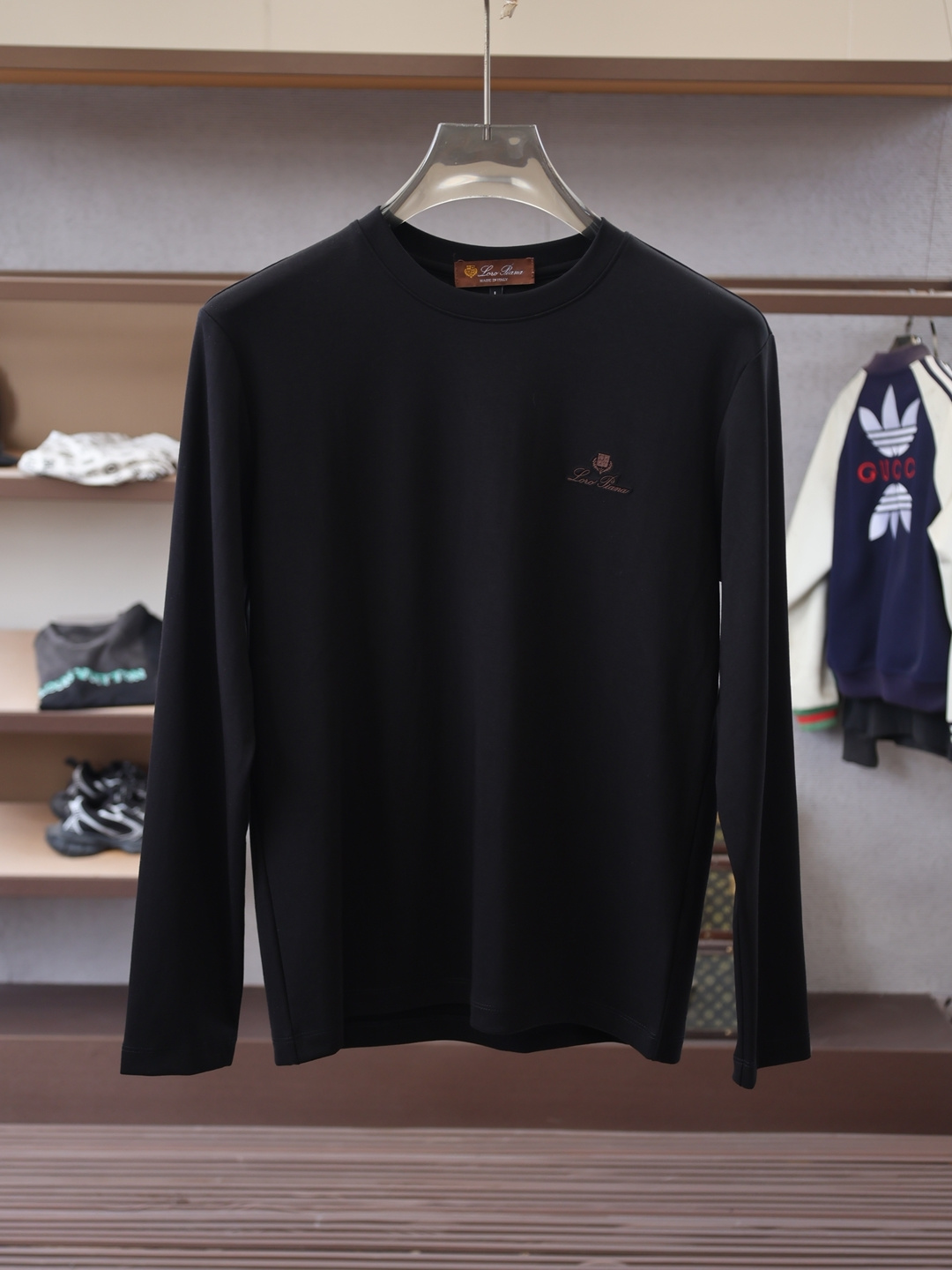 NO:626560,LP-  New product for autumn and winter, men's classic 'LOGO embroidery on the chest' basic round neck long-sleeved T-shirt bottoming shirt! The trading company channel is rare, and it is sold at GW simultaneously. It is made of 26S double yarn pure cotton imported from customers. The fabric is thick and moderate, and the texture is soft and dense, crisp and smooth.  It is close to the skin and has good breathability and moisture absorption. It is matched with the same dyed ribbed collar and cuffs to increase the comfort level to 100%. The classic LOGO embroidery design on the chest of the body is matched with the offset printed logo on the left cuff, which is a symbol of quality. The tailoring is a slim fit.  It is very exquisite, shows aura, and highlights the sophistication of business men. This is unique. It has just the right fit and the upper body effect is very good. Size 48/M-56/3XL, loro piana, tees, t-shirt, alexander wang19860909LP- 秋冬新品,男士胸前经典'LOGO刺绣基础款圆领长袖T恤打底衫！贸易公司渠道稀出,同步GW发售,选用客供进口26S双纱纯棉材质制成,面料厚实适中,质地柔软绵密、挺括垂顺,贴肤具有良好的透气吸湿性,搭配同缸色染罗纹领口袖口拼接,将舒适度提升到百分百,衣身胸前经典LOGO刺绣设计,,搭配左袖口处胶印徽标相呼应,品质的象征.版型剪裁属于修身款 非常精致,显气场,又会凸显商务男士的精致,这就是独到之处,恰到好处的修身,上身效果非常赞, 尺码48/M-56/3XL,,loro piana,tees，t-shirt,alexander wang,Men's clothing