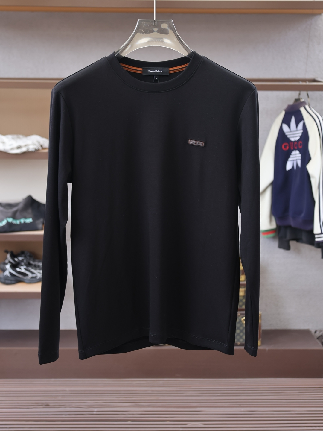 NO:626552,Zegna  New product for autumn and winter, men's classic 'LOGO embroidery on the chest' basic round neck long-sleeved T-shirt bottoming shirt! The trading company channel is rare, and it is sold at GW simultaneously. It is made of 26S double yarn pure cotton imported from customers. The fabric is thick and moderate, and the texture is soft and dense, crisp and smooth.  It is close to the skin and has good breathability and moisture absorption. It is matched with the same dyed ribbed collar and cuffs to increase the comfort level to 100%. The classic LOGO embroidery design on the chest of the body is matched with the offset printed logo on the left cuff, which is a symbol of quality. The tailoring is a slim fit.  It is very exquisite, shows aura, and highlights the sophistication of business men. This is unique. It has just the right fit and the upper body effect is very good. Size 48/M-56/3XL,,zegna,tees,t-shirt,alexander wang19860909杰尼亚 秋冬新品,男士胸前经典'LOGO刺绣基础款圆领长袖T恤打底衫！贸易公司渠道稀出,同步GW发售,选用客供进口26S双纱纯棉材质制成,面料厚实适中,质地柔软绵密、挺括垂顺,贴肤具有良好的透气吸湿性,搭配同缸色染罗纹领口袖口拼接,将舒适度提升到百分百,衣身胸前经典LOGO刺绣设计,,搭配左袖口处胶印徽标相呼应,品质的象征.版型剪裁属于修身款 非常精致,显气场,又会凸显商务男士的精致,这就是独到之处,恰到好处的修身,上身效果非常赞, 尺码48/M-56/3XL,,zegna,tees，t-shirt,alexander wang,Men's clothing