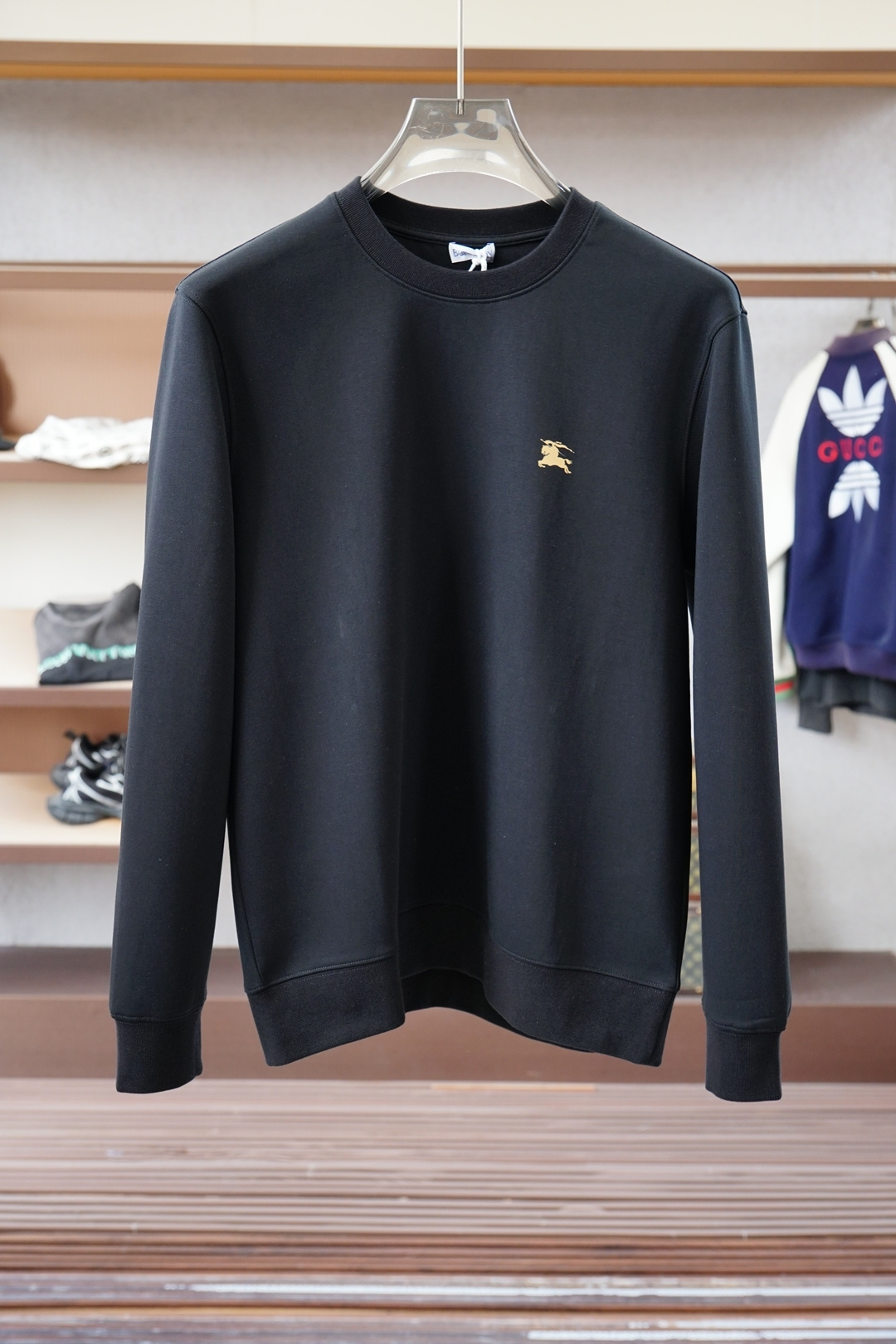 NO:598145,BBR Burberry - Burb@erry.25 new autumn and winter knight's seal cotton sweatshirt knitted round-neck sweatshirt, decorated with equestrian knight printed logo decoration on the front and chest, and decorated with knight's seal molded by screen printing process on the back, creative reinterpretation of the brand's iconic design, using 400 grams of heavy air layer fabric, which has the characteristics of softness, warmth, comfort, good breathability, lightness and drape, and the quad fiber structure makes the fabric less prone to wrinkles, matching collar, cuffs and hem ribs;  Color black, light khaki (white can be customized) Sizes M ~ XXXL PS same logo extension can be customized [thickened short sleeves] & [long sleeve T-shirt] Non-refundable and non-exchangeable!  ,,burberry,burberry,hoodie,sweatshirts,T-shirt,tees,t-shirt,alexander wang19860909BBR巴宝莉-Burb@erry.25秋冬新品骑士印章棉质运动衫针织圆领卫衣,正面胸前点缀马术骑士印花标识装饰、背部饰有丝网印花工艺塑就的骑士印章,创意重释品牌标志性设计,采用400克重空气层面料,其特性柔透保暖舒适透气性佳、轻盈有垂感、四重纤维构造使得面料不容易产生皱褶,配套衣领、袖口及下脚边罗纹； 颜色黑色、浅卡其（白色可定做） 尺码M～XXXL PS同款logo延伸可定制【加厚短袖】&【长袖T恤】不退不换！,,burberry,burberry,hoodie,sweatshirts,T-shirt,tees，t-shirt,alexander wang,Men's clothing