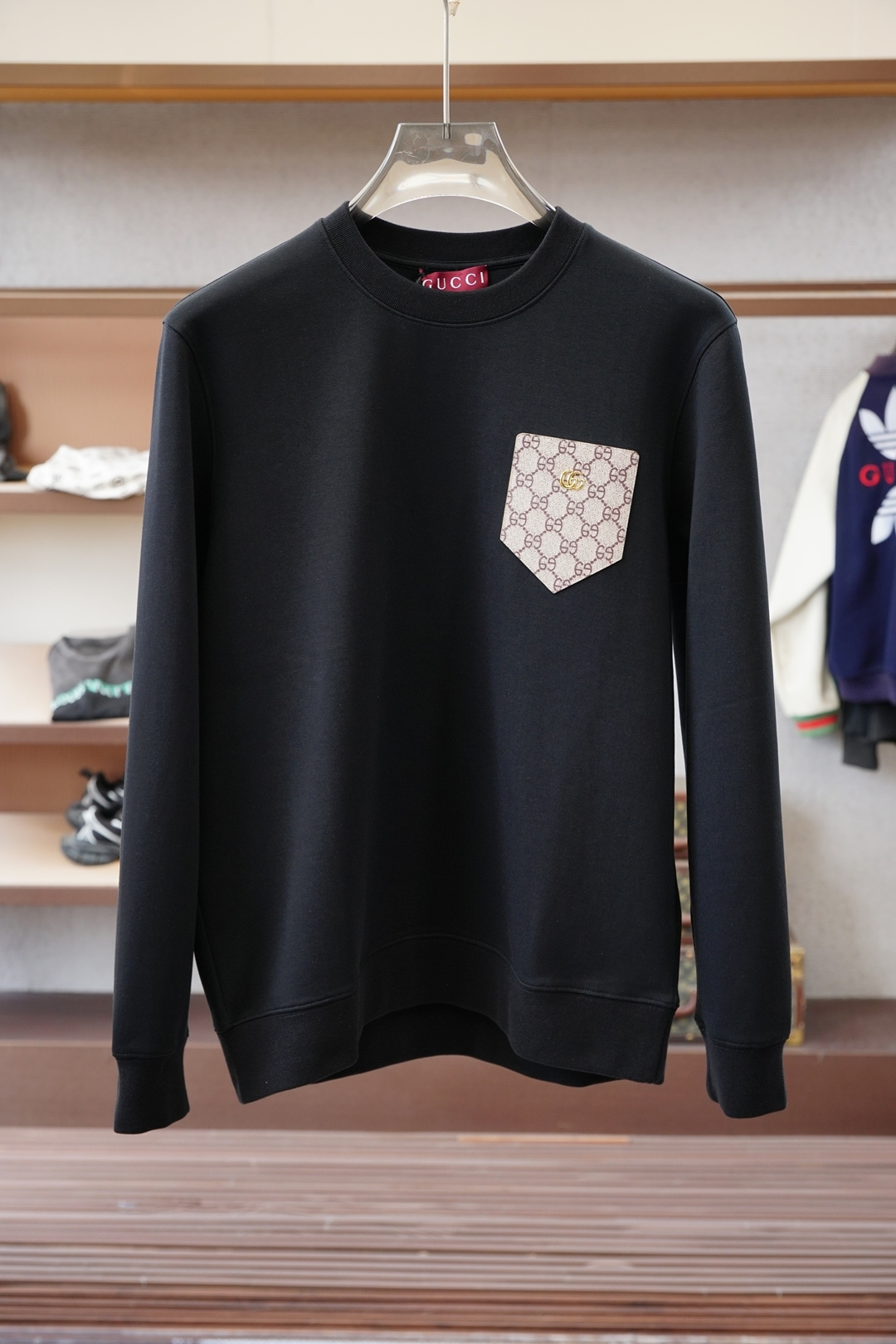 NO:598148,- Gucci Gu@cci.25 new autumn and winter knitted round-neck sweatshirt decorated with GG metal printed patch pockets. The front patch pocket design refreshes the brand logo design and creatively reinterprets the brand's iconic design. It uses 400 grams of heavy lyocell air layer fabric. Its characteristics are soft, warm, comfortable, breathable, lightweight and drapey. The quad fiber structure makes the fabric less prone to wrinkles. Matching collar, cuffs and hem ribs; Color black, white Size M ~ XXXL  PS The same logo extension can be customized [thick short-sleeved] & [long-sleeved T-shirt] non-returnable and non-exchangeable!  ,,gucci,hoodie,sweatshirts,T-shirt,tees,t-shirt,alexander wang19860909-Gucci古奇 Gu@cci.25秋冬新品饰GG金属印花贴袋装饰针织圆领卫衣,正面贴袋设计焕新品牌标识设计,创意重释品牌标志性设计,采用400克重莱赛尔空气层面料,其特性柔透保暖舒适透气性佳、轻盈有垂感、四重纤维构造使得面料不容易产生皱褶,配套衣领、袖口及下脚边罗纹； 颜色黑色、白色 尺码M～XXXL PS同款logo延伸可定制【加厚短袖】&【长袖T恤】不退不换！,,gucci,hoodie,sweatshirts,T-shirt,tees，t-shirt,alexander wang,Men's clothing