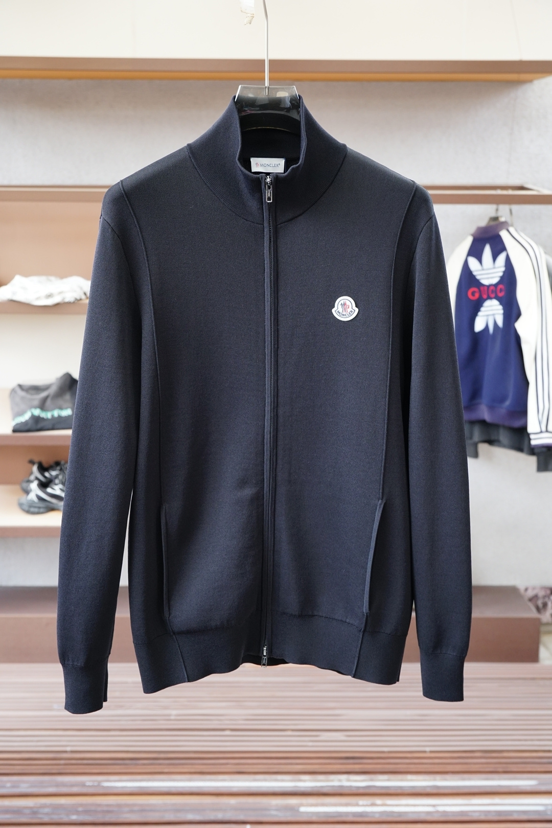 NO:645434,Moncler. Meng Mouth 25 autumn and winter classic badge embroidered logo stand-collar cotton blend knitted jacket, with classic embroidered wool small label embellishment on the front chest. This knitted zipper cardigan is made of cotton & viscose fiber blended knitting technology, with three-dimensional texture rib weaving technology. The texture is three-dimensional and layered. It is simple and chic. The practical zipper stand-collar design can be easily adapted to a variety of styles for daily wear, adding a delicate and fashionable sense to the look; Fabric 52 cotton  48 viscose fiber, color black, size M～XXXL,,Moncler,jackets & coats,alexander wang19860909Moncler.蒙口 25秋冬经典徽章刺绣标识立领棉质混纺针织夹克,正面胸前饰经典刺绣羊毛小标点缀,此款针织拉链开衫采用棉质&粘胶纤维混纺针织工艺,搭配立体纹理罗纹机织工艺,质感立体有层次,简约中透着别致巧思,实用的拉链立领设计,日常穿搭轻松适配多种风格,为造型增添细腻时尚感； 面料52棉 48粘胶纤维 颜色黑色 尺码M～XXXL,,Moncler,jackets & coats,alexander wang,Men's clothing