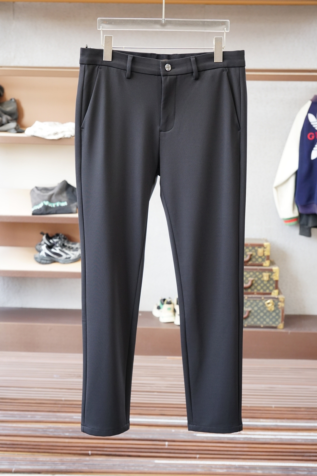 NO:597091,- Prada trousers, 2025 autumn and winter new casual trousers, high-end customized series. Imported high-density pure cotton craftsmanship is comfortable, soft and skin-friendly, straight and not easy to wrinkle, simple and clear, super versatile upper body effect, super fashionable and versatile, straight and stylish, a wardrobe must-have!  Suitable for any occasion, 30-38, next day pickup, no 35, 37,, prada, prada, alexander wang19860909- Prada普拉达西裤,2025秋冬新款来袭新款休闲西裤,高端定制系列.进口高密度纯棉工艺舒适柔软亲肤,笔挺不易起皱,简单明了,超级百搭上身效果超级棒时尚百搭,笔挺有型,衣橱必备！适合任何场合穿着 30-38隔天取货无35,37,,prada,prada,alexander wang,Men's clothing