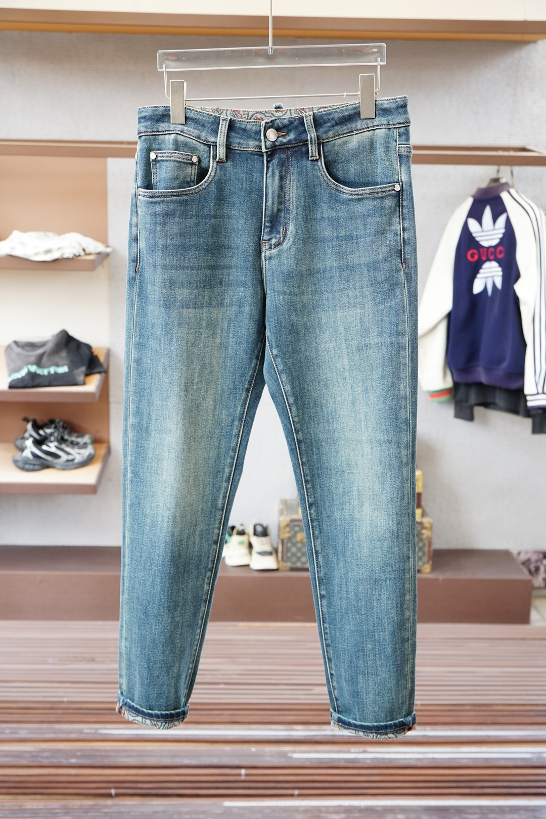 NO:599179,- Mouth Mouth - New model coming 2025 early autumn new casual pants and jeans, high-end customized series. Imported high-density pure cotton with sand washing process is comfortable, soft and skin-friendly, straight and not easy to wrinkle, simple and clear, super versatile upper body effect, super fashionable and versatile, straight and stylish, a wardrobe must-have!  Suitable for any occasion, 30-38, next day pickup, Moncler, jeans, alexander wang19860909- 蒙口-新款来袭2025早秋新款新款休闲裤牛仔裤,高端定制系列.进口高密度纯棉加沙洗工艺舒适柔软亲肤,笔挺不易起皱,简单明了,超级百搭上身效果超级棒时尚百搭,笔挺有型,衣橱必备！适合任何场合穿着 30-38隔天取货无,,Moncler,jeans,alexander wang,Men's clothing