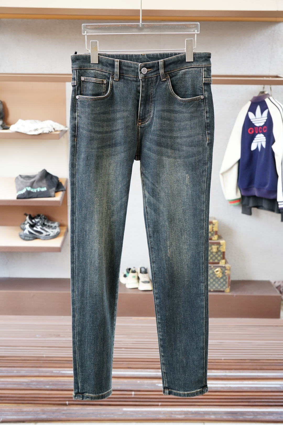 NO:599176,Fendi Fendi - New style coming 2025 early autumn new style casual pants and jeans, high-end customized series. Imported high-density pure cotton with sand washing process is comfortable, soft and skin-friendly, straight and not easy to wrinkle, simple and clear, super versatile upper body effect, super fashionable and versatile, straight and stylish, a wardrobe must-have!  Suitable for any occasion 30-38 next day pickup no,,fendi,fendi,jeans,alexander wang19860909Fendi芬迪-新款来袭2025早秋新款新款休闲裤牛仔裤,高端定制系列.进口高密度纯棉加沙洗工艺舒适柔软亲肤,笔挺不易起皱,简单明了,超级百搭上身效果超级棒时尚百搭,笔挺有型,衣橱必备！适合任何场合穿着 30-38隔天取货无,,fendi,fendi,jeans,alexander wang,Men's clothing