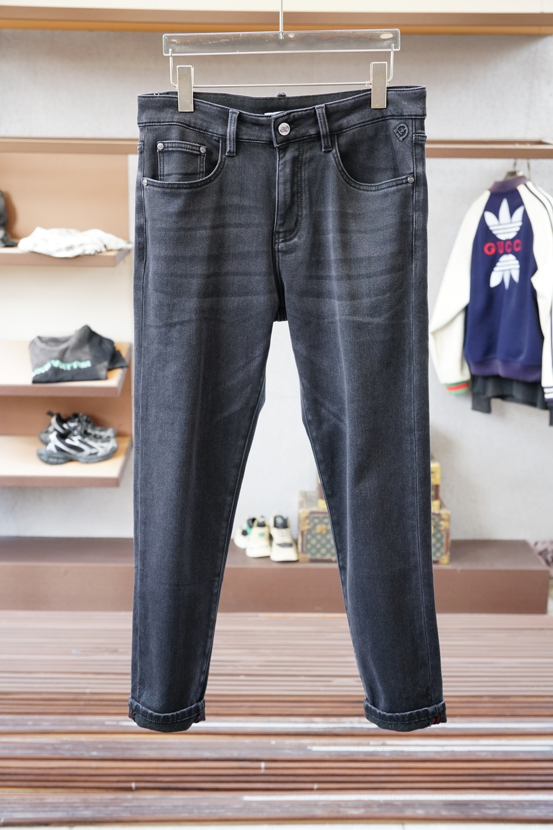 NO:599173,- Ferragamo - New arrival 2025 early autumn new casual pants and jeans, high-end customized series. Imported high-density pure cotton with sand washing process is comfortable, soft and skin-friendly, straight and not easy to wrinkle, simple and clear, super versatile upper body effect, super fashionable and versatile, straight and stylish, a wardrobe must-have!  Suitable for any occasion 30-38 next day pickup no,,ferragamo,jeans,alexander wang19860909- 菲拉格慕-新款来袭2025早秋新款新款休闲裤牛仔裤,高端定制系列.进口高密度纯棉加沙洗工艺舒适柔软亲肤,笔挺不易起皱,简单明了,超级百搭上身效果超级棒时尚百搭,笔挺有型,衣橱必备！适合任何场合穿着 30-38隔天取货无,,ferragamo,jeans,alexander wang,Men's clothing