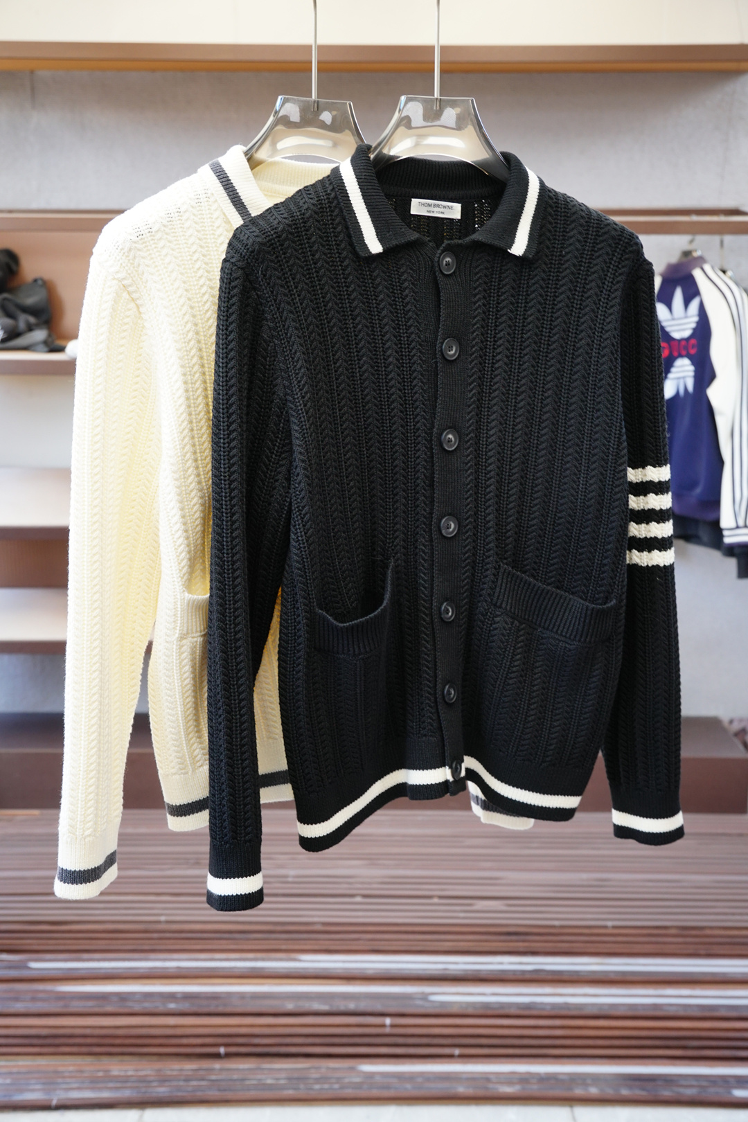 NO:712314,- TB-Tom Brown-highly recommended!  aw's new autumn and winter styles are synchronized with the counter. Fashionable and classic basic ecru jacquard logo knitted thickened cardigan jacket. A must-have for autumn and winter. Made of wool blended sweater and thickened sweater, exquisite, simple and elegant logo embellishment design. There is no too complicated craftsmanship. What is played is the fusion of design and material. Simple European style. With imported wool knitted fabric, it is a great base for autumn and winter!  Size M-3XL,,thom browne,jackets & coats,sweaters,19860909- TB-汤姆布朗-重磅推荐！aw秋冬新款 专柜同步 时尚经典基础款本色提花logo针织加厚开衫外套.秋冬必备款 采用羊毛混纺针织衫加厚毛衣,精致简洁大方logo点缀设计 没有过多复杂的工艺 玩的就是设计与材质的融合 简约的欧风 配以进口羊毛针织面料,秋冬季打底神器！尺码M-3XL,,thom browne,jackets & coats,sweaters,,Men's clothing