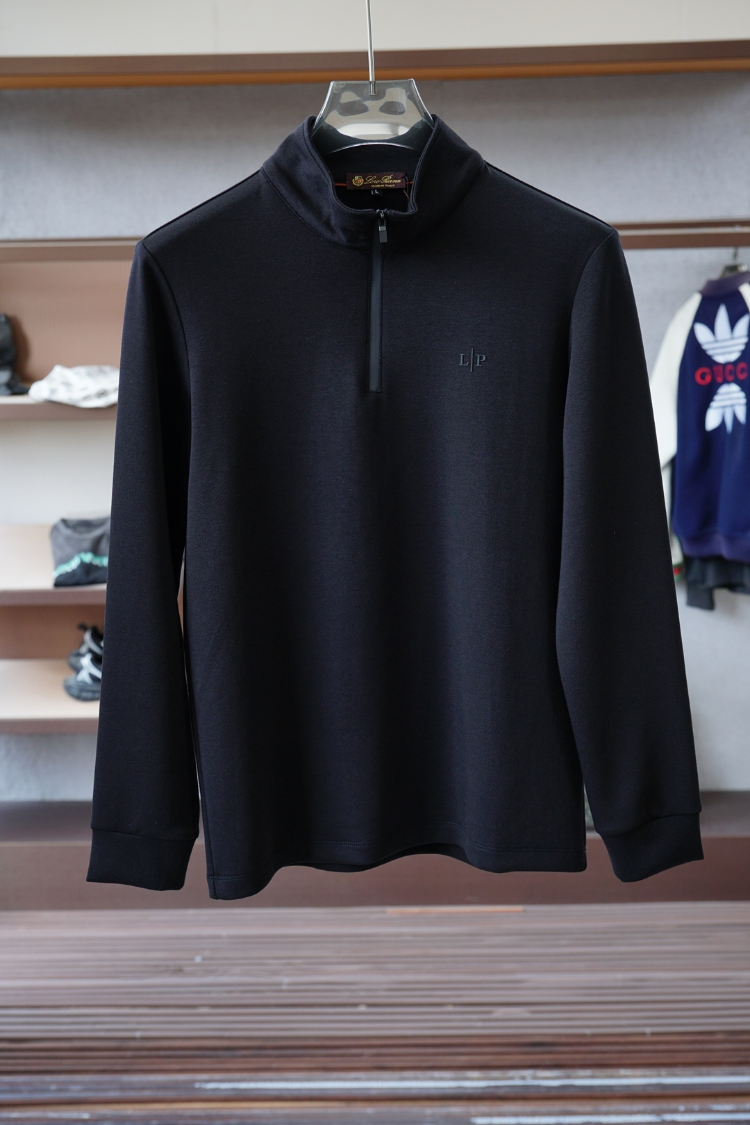 NO:681149,- LP-Autumn style. The small turtleneck stands out and is a must-have for high-end business elite men. The logo on the chest is fashionable in autumn and winter shows. It can be used in various styles. The imported air cotton is comfortable and soft, suitable for loose version in autumn and winter. This type of sweatshirt is loose and comfortable, very comfortable to wear, and can also show a casual sense of fashion. The logo embroidery on the chest highlights the brand charm, XS-L,, loro piana, hoodie, sweatshirts,19860909- LP-秋款 小高领立显高级商务精英男士必背,胸前Logo 秋冬秀场风尚,可为各式造型,进口空气棉舒适柔软细呢,适合秋冬季节宽松版,这种版型的卫衣宽松舒适,穿着非常自在,同时也能够展现出随性的时尚感.胸前Logo刺绣彰显品牌魅力、XS- L,,loro piana,hoodie,sweatshirts,,Men's clothing