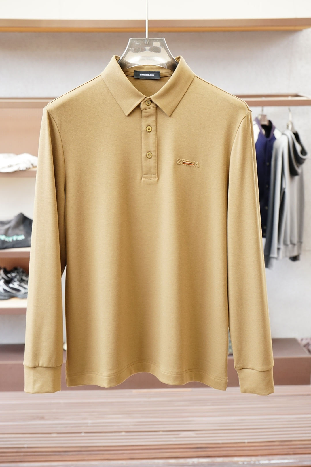 NO:598171,Ermenegildo Zegna - 2025 autumn and winter series new Zegna - men's long-sleeved Polo shirt series, Stoll machine double-sided and two-color woven long-sleeved polo shirt. Exquisite craftsmanship, high-end texture, classic items, these are the keywords of Italian dressing, and also the 'old money' tone in the bones. The classic knitting is reinterpreted with a low-key and luxurious tone. It is very clean fit and also very old money.  It is made of 73.5 cotton + 13 plus spandex and 13 nylon. The three components of combed cotton are very good. It not only has the delicate cotton feel of combed cotton, but also has the advantages of high-grade luster and dry and cool feeling of spandex. It is light and skin-friendly, breathable and comfortable, and its texture is better than ordinary ones.  Regular cotton polo and ordinary knitted. Fashionable three-button placket design, with small lapels, fashionable and age-reducing, the upper body is full of Italian accent, full of style. Size M-3XL,,zegna,alexander  wang19860909杰尼亚-2025秋冬系列上新 杰尼亚-男士Polo衫长袖系列,Stoll机双面双色织造长袖polo衫 精致工艺、高级质感、经典单品,这些都是意式穿搭的关键词,也是骨子里的“老钱”腔调,以低调奢华的调性重新演绎的经典针织,很Clean Fit,也很old money  选用73.5棉+13加氨纶,13锦纶,精梳三组成份都很顶,既有精梳棉的细腻棉感,又具备了氨纶的高级光泽和干爽凉感的优势,轻盈亲肤,透气舒爽,质感上优于常规的棉polo和普通的针织.时尚三扣开合门襟设计,搭配小翻领时尚且减龄,上身满满的意式腔调感,型格十足.码数M-3XL,,zegna,alexander wang,Men's clothing