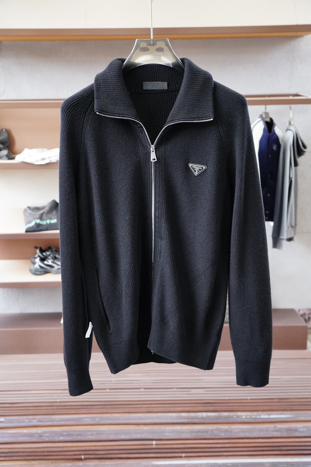 NO:645432,- Prada/Recommended 2025aw autumn and winter new styles, synchronized with counters, fashionable and classic basic style, natural color triangle logo knitted thickened cardigan jacket. A must-have for autumn and winter. Made of 100 packs of thickened pure wool, exquisite, concise and generous logo embellishment design. There is not too much complicated craftsmanship. What is played is the fusion of design and materials. Simple European style. It is equipped with imported wool knitted fabric, an artifact for autumn and winter!  Size M-3XL,,prada,prada,jackets & coats,alexander wang19860909- Prada普拉达/重磅推荐2025aw秋冬新款 专柜同步 时尚经典基础款本色三角标logo针织加厚开衫外套.秋冬必备款 采用100包加厚纯羊毛,精致简洁大方logo点缀设计 没有过多复杂的工艺 玩的就是设计与材质的融合 简约的欧风 配以进口羊毛针织面料,秋冬季打底神器！尺码M-3XL,,prada,prada,jackets & coats,alexander wang,Men's clothing