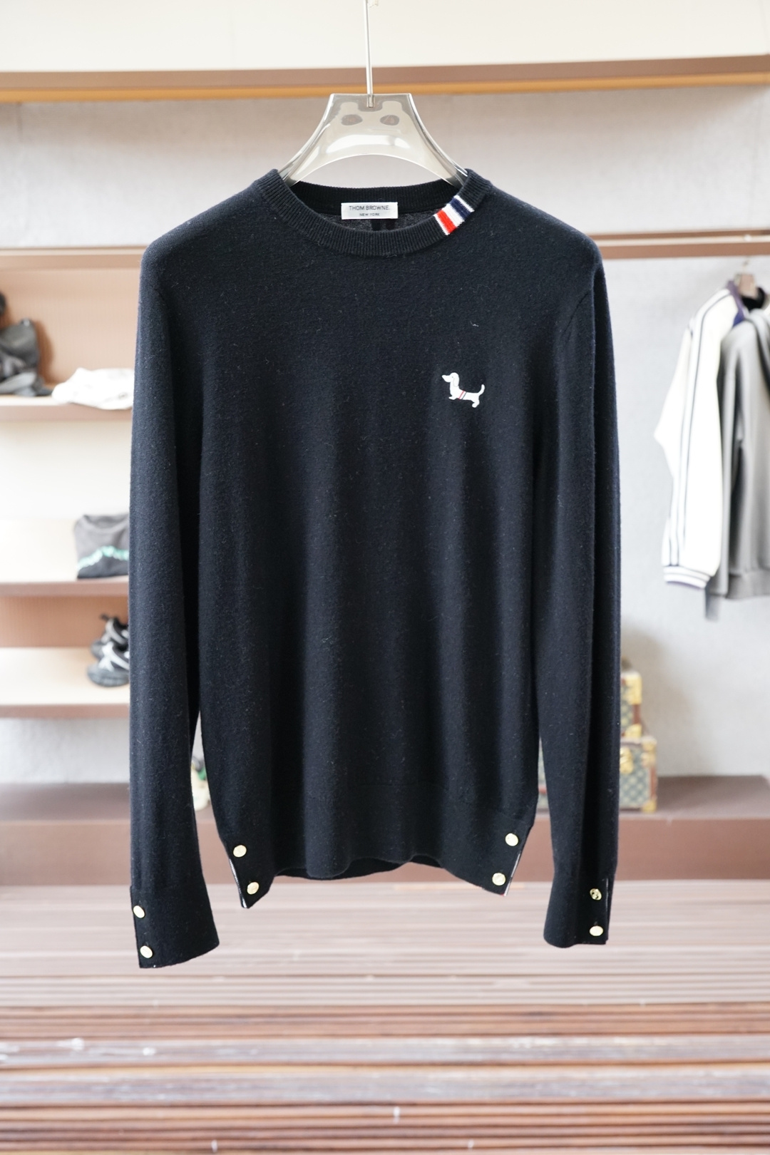 NO:614327,TB-Collectible Collection】TB's iconic feather knitted series, a knitted expression of New York's modern aesthetics!  -The fusion of classic elements of the iconic design language and poetic patterns. The left sleeve of each Four Stripes Gene sweater is decorated with the brand's signature puppy stripes, which contrasts sharply with the dark body, becoming a brand on the move. -Technical features: Customized metal buttons are used on the cuffs, engraved with the brand's signature anchor icon, which opens and closes smoothly and enhances the texture of the details. The ribbed crew neck and hem are made of thick knitting technology to ensure that they will not deform after long-term wear. -Scenario-based dressing system  In the business casual scene, a navy blue sweater is paired with gray trousers. The four stripes and feather patterns break the sense of formality and create a modern elite image. In the art social scene, the dark gray style is combined with white casual trousers and matched with a plaid handbag on the right to interpret the aesthetics of New York's Upper East Side. In the evening event scene, a dark blue sweater is paired with the brand's iconic white shirt, with the collar and cuffs slightly exposed, creating a sophisticated sense of hierarchy!  Color: dark gray, size: M-3XL, sweaters, shirts, alexander wang19860909TB-典藏臻品】TB标志性羽毛针织系列,纽约摩登美学的织就表达！ -标志性设计语言经典元素与诗意图案的融合 四道条纹基因每件毛衣左袖均饰以品牌标志小狗条纹,与深色衣身形成鲜明对比,成为移动中的品牌 -工艺特征 袖口采用定制金属纽扣,刻有品牌特色船锚图标,开合顺滑且提升细节质感 罗纹圆领与下摆采用加厚针织工艺,确保长期穿着不变形 -场景化穿搭体系 商务休闲场域藏青色毛衣搭配灰色西裤,四道条纹与羽毛图案打破正式感,塑造现代精英形象 艺术社交场合深灰色款式与白色休闲裤组合,搭配右侧格纹手提包,诠释纽约上东区美学 晚间活动场景深蓝色毛衣内搭品牌标志性白衬衫,微露领口与袖口,营造精致层次感！ 颜色:深灰色,码数:M-3XL,,sweaters,shirts,alexander wang,Men's clothing