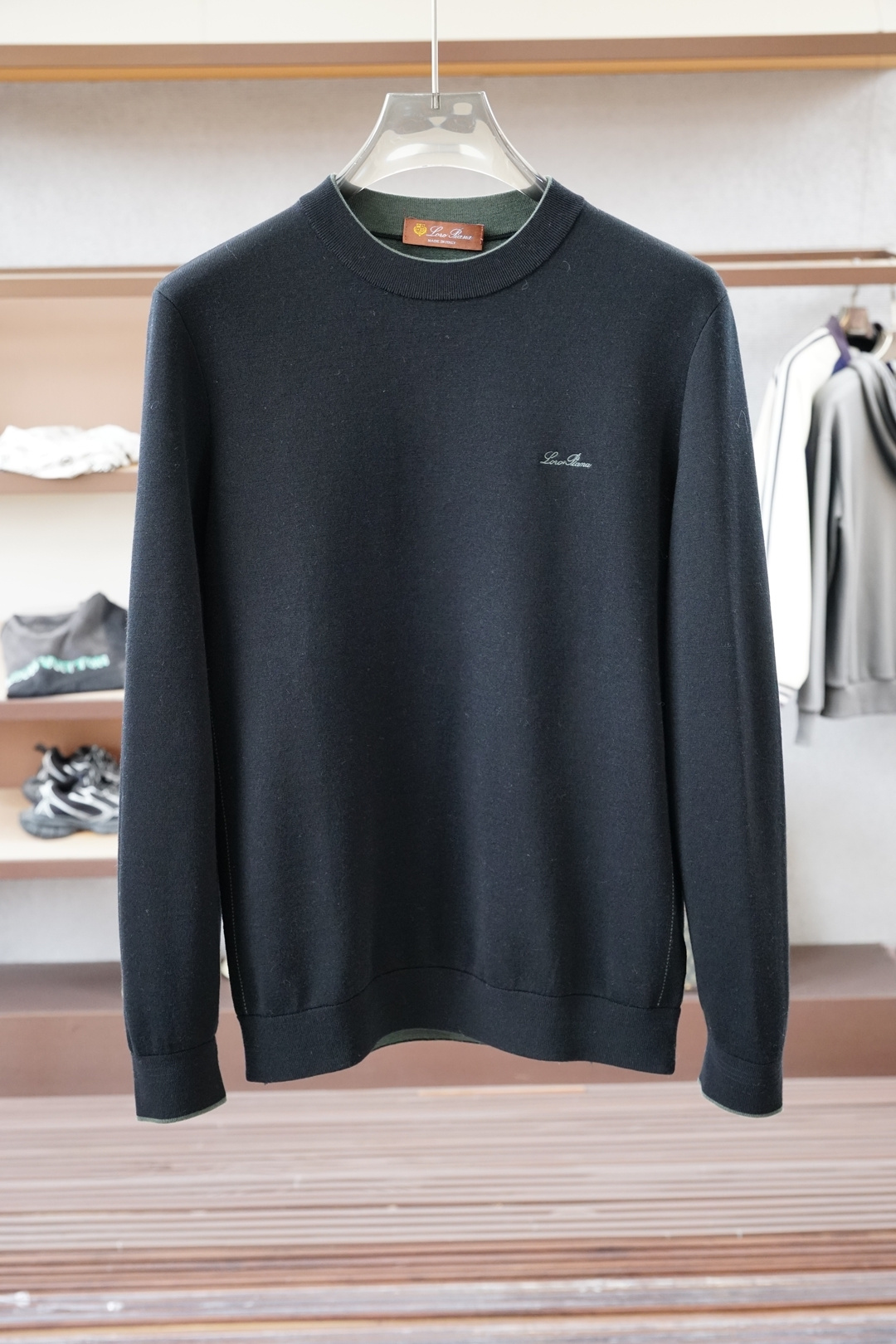 NO:614325,LP-Enjoy luxurious warmth, an elegant choice!  Loro Piana wool crew neck sweater | The soft epic of Italian fabrics] A high-quality sweater is not only a warm shelter, but also a fashion tool that shows off your taste. Carrying the original temperature of top-quality wool with a minimalist silhouette, Loro Piana's crew neck sweater weaves the softness of the Alps into daily wear. The light beige color is like soaking in the Mediterranean sunlight, and the dark blue is like the Tyrrhenian sea at midnight. When the two colors are juxtaposed, they interpret the idyllic color philosophy of Tuscany.  - Fabric details, witness the microcosm. The three-dimensional texture language sweater is woven with honeycomb stitching to form a waffle-like geometric depression. The reddish-brown seaming thread on the shoulder becomes a secret craftsmanship signature. - The inner side of the double-sided scheming neckline uses a contrasting color hemming process. The collision of off-white and dark blue quietly reveals aesthetic ingenuity when the collar is turned over.  The classic round neck design is simple and elegant. It is not only comfortable and versatile, but also cleverly modifies the neck line. Whether it is paired with casual jeans to show a casual and free style, or combined with formal suit pants to show a business style, it can be easily controlled to meet your dressing needs in different occasions. Color: black, dark blue, code number 48-56,, loro piana, loro piana, jeans, sweaters, business suit, alexander wang19860909LP-奢享暖意,优雅之选！Loro Piana羊毛圆领毛衣｜意式织物的柔软史诗】一件高品质的毛衣不仅是温暖的庇护,更是彰显品味的时尚利器. 以极简轮廓承载顶级羊毛的原始温度,Loro Piana这款圆领毛衣将阿尔卑斯山脉的绵柔织入日常穿着.浅米色如浸泡过地中海日光,深蓝色似午夜时分的第勒尼安海面,双色并置时,演绎出托斯卡纳田园诗般的色彩哲学. -织物细节,见证微观宇宙 立体肌理语言毛衣采用蜂窝针法编织,形成如华夫格般的几何凹陷,肩部红棕色锁边线头成为隐秘的工艺签名. -双面穿着心机领口内侧采用对比色包边工艺,米白与深蓝的碰撞在翻转衣领时悄然流露审美巧思. 经典的圆领设计,简约大方,不仅舒适百搭,还能巧妙修饰颈部线条,无论是搭配休闲的牛仔裤展现随性洒脱,还是与正式的西装裤组合彰显商务风范,都能轻松驾驭,满足你不同场合的穿搭需求. 颜色:黑色,深蓝色 码数48-56,,loro piana,loro piana,jeans,sweaters,business suit,alexander wang,Men's clothing