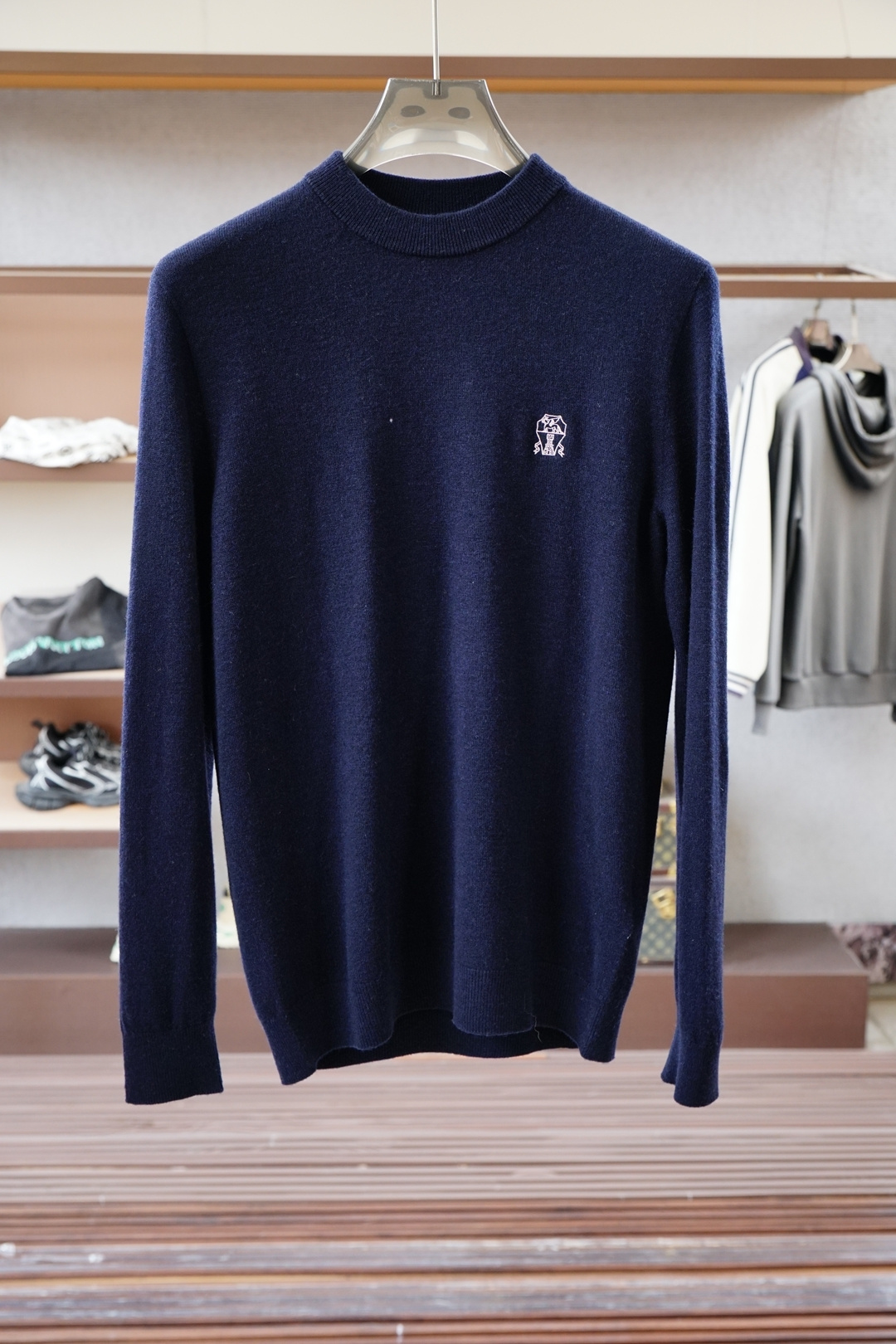 NO:614323,BC-enjoy luxury and warmth, the elegant choice!  The Soft Epic of Italian Fabric] A high-quality sweater is not only a warm shelter, but also a fashion tool to show your taste. Carrying the original temperature of top-quality wool with a minimalist silhouette, this round-neck sweater weaves the softness of the Alps into daily wear. The light beige is like soaking in the Mediterranean sun, and the dark blue is like the Tyrrhenian sea at midnight. When the two colors are juxtaposed, they interpret the idyllic color philosophy of Tuscany. - Fabric details, witness the microcosm  The three-dimensional texture language sweater is knitted with honeycomb stitching to form a waffle-like geometric depression, and the reddish-brown seaming thread on the shoulders becomes a secret craftsmanship signature. - The inside of the double-sided scheming neckline uses a contrasting color hemming process, and the collision of off-white and dark blue quietly reveals aesthetic ingenuity when the collar is turned over.  The classic round neck design is simple and elegant. It is not only comfortable and versatile, but also cleverly modifies the neck line. Whether it is paired with casual jeans to show a casual and free style, or combined with formal suit pants to show a business style, it can be easily controlled to meet your dressing needs in different occasions. Color: light beige, dark blue, light blue, khaki, gray, size 48-56, jeans, sweaters, business suit, alexander wang19860909BC-奢享暖意,优雅之选！意式织物的柔软史诗】一件高品质的毛衣不仅是温暖的庇护,更是彰显品味的时尚利器. 以极简轮廓承载顶级羊毛的原始温度,这款圆领毛衣将阿尔卑斯山脉的绵柔织入日常穿着.浅米色如浸泡过地中海日光,深蓝色似午夜时分的第勒尼安海面,双色并置时,演绎出托斯卡纳田园诗般的色彩哲学. -织物细节,见证微观宇宙 立体肌理语言毛衣采用蜂窝针法编织,形成如华夫格般的几何凹陷,肩部红棕色锁边线头成为隐秘的工艺签名. -双面穿着心机领口内侧采用对比色包边工艺,米白与深蓝的碰撞在翻转衣领时悄然流露审美巧思. 经典的圆领设计,简约大方,不仅舒适百搭,还能巧妙修饰颈部线条,无论是搭配休闲的牛仔裤展现随性洒脱,还是与正式的西装裤组合彰显商务风范,都能轻松驾驭,满足你不同场合的穿搭需求. 颜色:浅米色,深蓝色浅蓝卡其色灰色 码数48-56,,jeans,sweaters,business suit,alexander wang,Men's clothing