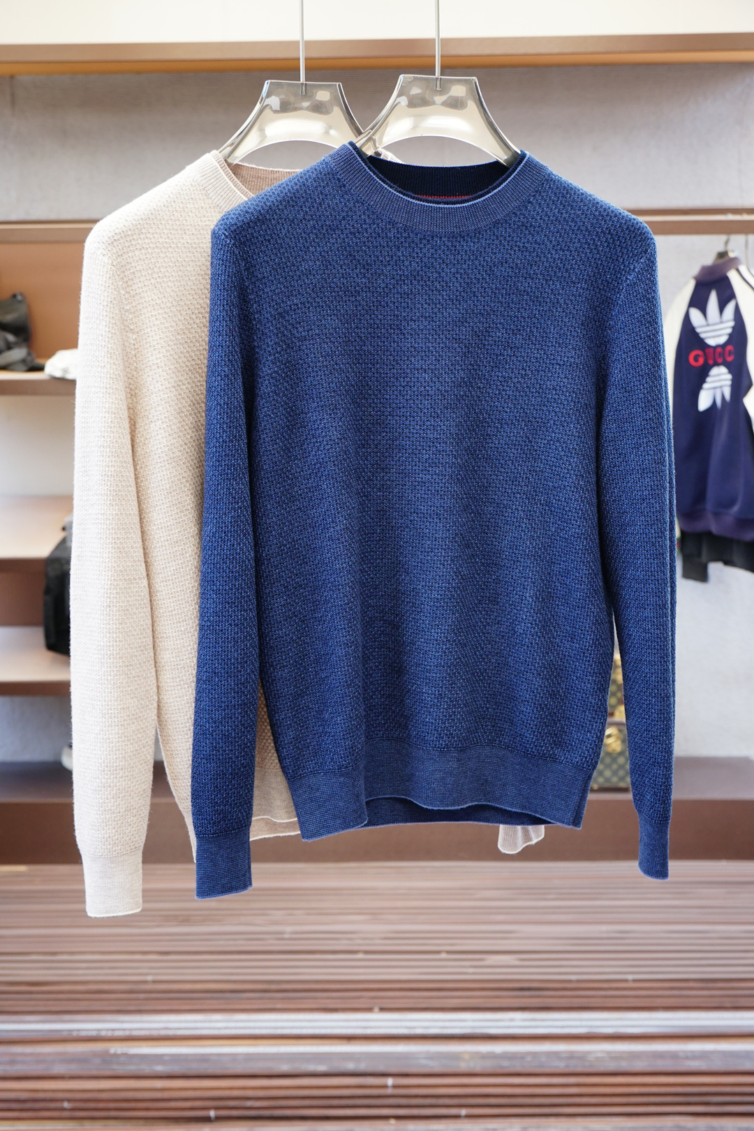 NO:614320,【LP-Enjoy luxurious warmth, an elegant choice!  Loro Piana wool crew neck sweater | The soft epic of Italian fabrics] A high-quality sweater is not only a warm shelter, but also a fashion tool that shows off your taste. Carrying the original temperature of top-quality wool with a minimalist silhouette, Loro Piana's crew neck sweater weaves the softness of the Alps into daily wear. The light beige color is like soaking in the Mediterranean sunlight, and the dark blue is like the Tyrrhenian sea at midnight. When the two colors are juxtaposed, they interpret the idyllic color philosophy of Tuscany.  - Fabric details, witness the microcosm. The three-dimensional texture language sweater is woven with honeycomb stitching to form a waffle-like geometric depression. The reddish-brown seaming thread on the shoulder becomes a secret craftsmanship signature. - The inner side of the double-sided scheming neckline uses a contrasting color hemming process. The collision of off-white and dark blue quietly reveals aesthetic ingenuity when the collar is turned over.  The classic round neck design is simple and elegant. It is not only comfortable and versatile, but also cleverly modifies the neck line. Whether it is paired with casual jeans to show a casual and free style, or combined with formal suit pants to show a business style, it can be easily controlled to meet your dressing needs in different occasions. Color: light beige, dark blue, code number 48-56,, loro piana, loro piana, jeans, sweaters, business suit, alexander wang19860909【 LP-奢享暖意,优雅之选！Loro Piana羊毛圆领毛衣｜意式织物的柔软史诗】一件高品质的毛衣不仅是温暖的庇护,更是彰显品味的时尚利器. 以极简轮廓承载顶级羊毛的原始温度,Loro Piana这款圆领毛衣将阿尔卑斯山脉的绵柔织入日常穿着.浅米色如浸泡过地中海日光,深蓝色似午夜时分的第勒尼安海面,双色并置时,演绎出托斯卡纳田园诗般的色彩哲学. -织物细节,见证微观宇宙 立体肌理语言毛衣采用蜂窝针法编织,形成如华夫格般的几何凹陷,肩部红棕色锁边线头成为隐秘的工艺签名. -双面穿着心机领口内侧采用对比色包边工艺,米白与深蓝的碰撞在翻转衣领时悄然流露审美巧思. 经典的圆领设计,简约大方,不仅舒适百搭,还能巧妙修饰颈部线条,无论是搭配休闲的牛仔裤展现随性洒脱,还是与正式的西装裤组合彰显商务风范,都能轻松驾驭,满足你不同场合的穿搭需求. 颜色:浅米色,深蓝色 码数48-56,,loro piana,loro piana,jeans,sweaters,business suit,alexander wang,Men's clothing