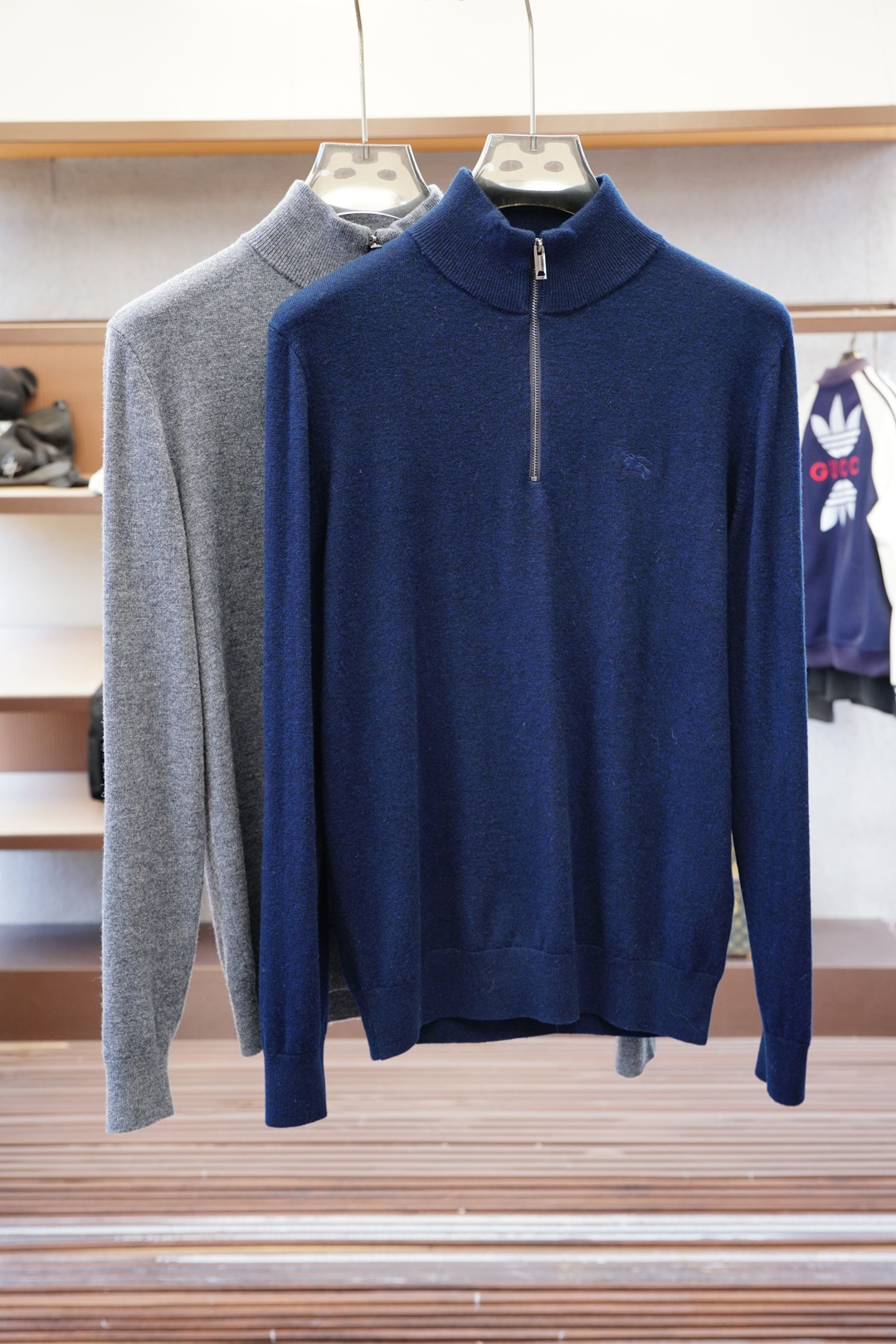 NO:614322,LP - Luxurious warmth, the elegant choice Loro Piana knitted series｜Gentle character woven by details] - Material is language, and the touch tells luxury. It is woven using the brand's iconic knitting technology, and the surface of the fabric presents a delicate texture. The wool material has visually conveyed a sense of warmth, taking into account softness and skin-friendliness with good resilience, realizing the daily comfort philosophy of 'wearing lightly, wrapping warmly'. -Details bear witness to the inheritance of craftsmanship  The handwritten 'Loro Piana' brand logo is embroidered with gold silk thread on the left chest of the three-dimensional embroidery logo, forming a low-key contrast with the background color of the sweater, becoming the finishing touch of the overall simple design. The custom zipper system uses a silver metal zipper puller, which is round and smooth in shape, and the pull is smooth and non-stuck. The top is engraved with fine brand imprints, showing the ultimate control of practical details. Stand-up collar design language ribbed stand-up collar with zipper closure, the height of the collar can be adjusted according to needs, both windproof function and styling diversity  - Two-color interpretation of quiet aesthetics. The classic camel color is calm and warm, like a warm coffee in winter. It is easy to match with dark-colored bottoms to create a calm and restrained urban image. The deep sea ink blue is deep and rich in texture, showing subtle color changes in the light. Match it with light gray or khaki trousers to show the character of a modern gentleman. - Scenery dressing suggestions: Pair it with casual trousers of the same brand alone to create a complete and integrated texture look.  Wear a simple white shirt underneath, with a slightly raised collar that exposes the edge of the shirt, creating a refined sense of hierarchy. Color: dark blue, camel, size: M-3XL,, loro piana, loro piana, sweaters, shirts, alexander wang19860909LP-奢享暖意,优雅之选Loro Piana 诺悠翩雅 针织系列｜细节织就的温柔风骨】 - 材质即语言,触感诉说奢华 采用品牌标志性针织工艺织就,面料表面呈现细腻肌理.羊毛材质在视觉上已传递出温暖感,兼顾柔软亲肤与良好回弹性,实现“穿得轻盈,裹得温暖”的日常舒适哲学. -细节见证匠心传承 立体刺绣标识左胸位置以金色丝线绣制手写体“Loro Piana”品牌标识,与毛衣底色形成低调对比,成为整体简约设计中的点睛之笔 定制拉链系统采用银色金属拉链头,造型圆润顺滑,拉合顺畅不卡顿,顶端刻有精细品牌印记,展现对实用细节的极致把控 立领设计语言罗纹立领搭配拉链开合,可随需求调节领口高度,兼具防风功能与造型多样性 -双色演绎静谧美学 经典驼色沉稳不失温度,犹如冬日里的暖咖,易于搭配深色系下装,塑造沉稳内敛的都市形象 深海墨蓝深邃而富有质感,在光线下呈现微妙色阶变化,与浅灰或卡其色裤装相配,尽显现代绅士品格 -场景化穿搭建议 单独搭配同品牌休闲长裤,打造完整一体的质感造型 内搭简约白衬衫,微立领口露出衬衫边缘,营造精致层次感 颜色深蓝,驼色,码数:M-3XL,,loro piana,loro piana,sweaters,shirts,alexander wang,Men's clothing