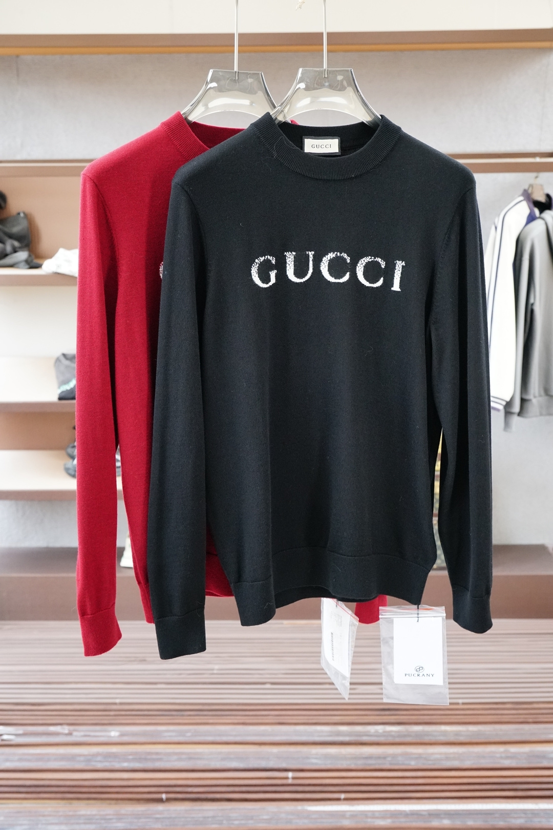 NO:614318,, Gucci Gucci/2025FW new products are now on the market. High-quality and trendy vane 16831KQM361530008. Selected and customized high-quality wool fabrics. Simple, light, luxurious and elegant. Contrasting color logo, casual, casual and versatile. Can be worn inside or outside. Not monotonous or boring, adding a layer of elegance to the whole. Fine stitching and positioning add a fashionable atmosphere. Specially adjusted tailoring and comprehensive ergonomics. Simple, fashionable and modern trend.  2 colors at once, super cost-effective, quality control and texture details comparable to first-tier brand factories. Highly recommended (G family series). Size S—-3XL,,gucci,gucci,alexander wang19860909、Gucci 古奇/2025FW新品火爆上市啦 高品质量潮流风向标 16831KQM361530008 精选定制高端品质羊毛面料 简单轻奢高雅 撞色logo随性休闲百搭 内穿外穿都可以 不单调不乏味整体更添一层雅致格调 精细针法走位 增添了时尚气息 版型特调剪裁综合人体工学 简约时尚现代潮流 2色齐发 超高性价比 品控质感细节类比超一线品牌工厂 爆肝推荐（G家系列） 码数Ｓ—-3XL,,gucci,gucci,alexander wang,Men's clothing