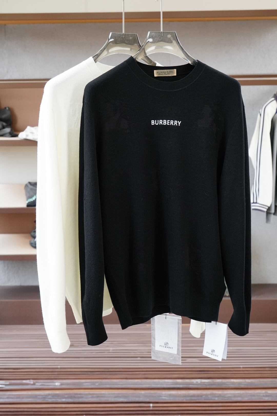 NO:614337,BBR Burberry/2025FW new products are now on the market. High-quality and trendy vane 16831KQM361530008. Selected and customized high-quality wool fabrics. Simple, light, luxurious and elegant. Contrasting color logo, casual and versatile. Can be worn inside or outside. Not monotonous or boring, adding a layer of elegance to the whole. Fine stitching and positioning, adding a fashionable atmosphere. Specially tailored tailoring, comprehensive ergonomics, simple, fashionable and modern trend. 2 colors.  Super cost-effective, quality control and texture details are comparable to first-tier brand factories. Recommended (G family series) Size S—3XL, burberry, gucci, alexander wang19860909BBR巴宝莉/2025FW新品火爆上市啦 高品质量潮流风向标 16831KQM361530008 精选定制高端品质羊毛面料 简单轻奢高雅 撞色logo随性休闲百搭 内穿外穿都可以 不单调不乏味整体更添一层雅致格调 精细针法走位 增添了时尚气息 版型特调剪裁综合人体工学 简约时尚现代潮流 2色齐发 超高性价比 品控质感细节类比超一线品牌工厂 爆肝推荐（G家系列） 码数Ｓ—-3XL,,burberry,gucci,alexander wang,Men's clothing