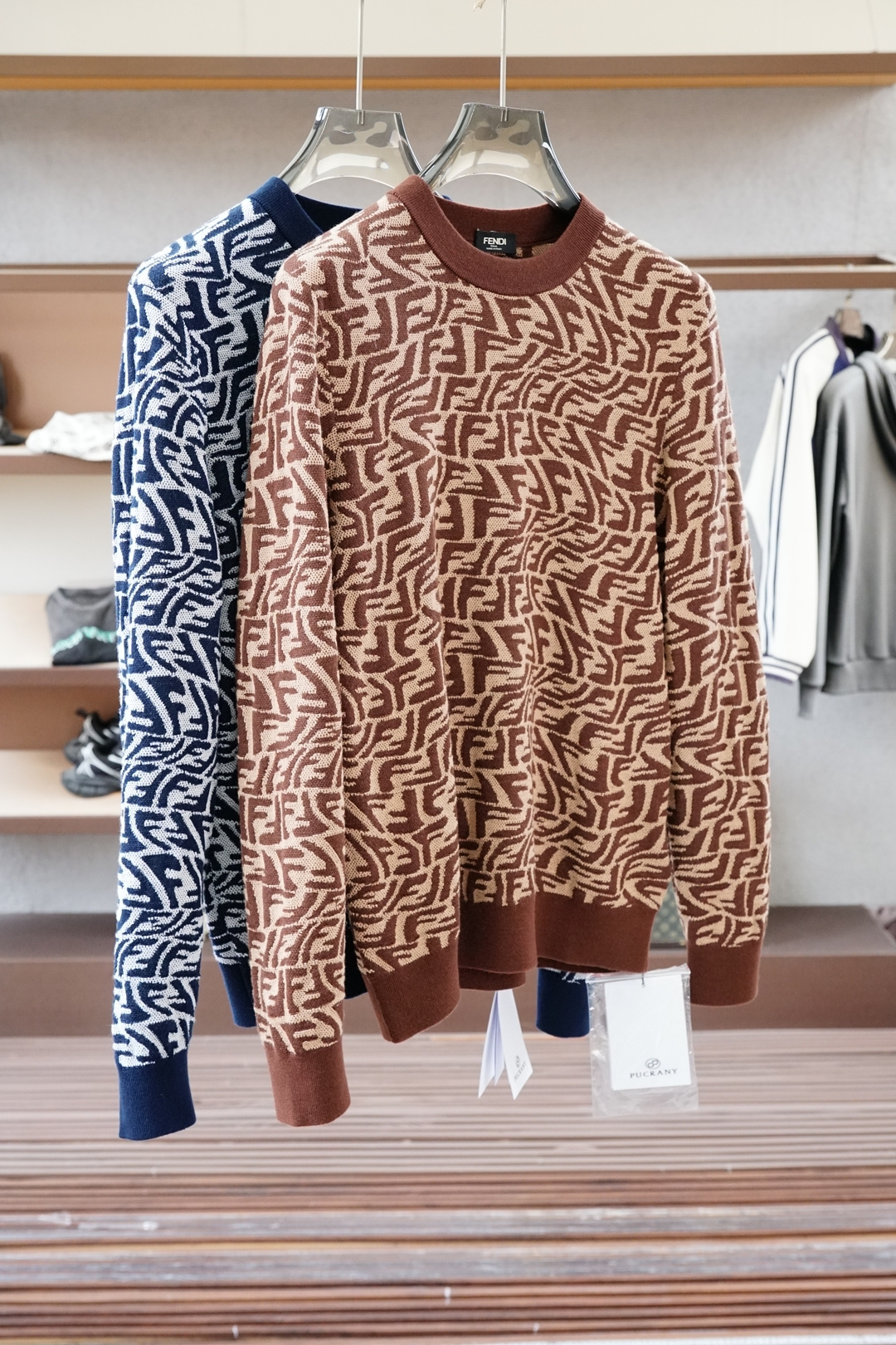 NO:614316,Fendi Fendi/2025FW new products are now on the market. High-quality and trendy vane 16835KQM361785008. Selected and customized high-end quality wool fabrics. All-over printing with contrasting brand logo. Trendy and fashionable personality. Casual and casual. The personalized combination of navy and white collides with fashionable charm. It is not monotonous or boring, adding a layer of elegance to the whole. Fine stitching adds a fashionable atmosphere. Specially adjusted tailoring and comprehensive ergonomics.  Simple, fashionable and modern trend, 2 colors come together, super cost-effective, quality control and texture details are comparable to super first-line brand factories. Recommended (F family series) Size S - 3XL,, fendi, fendi, fendi, alexander wang19860909Fendi芬迪/2025FW新品火爆上市啦 高品质量潮流风向标 16835KQM361785008 精选定制高端品质羊毛面料 满面印花撞色品牌logo 潮流时尚个性 随性休闲百搭 藏青与白色的个性调配 碰撞出时尚魅力 不单调不乏味整体更添一层雅致格调 精细针法走位 增添了时尚气息 版型特调剪裁综合人体工学 简约时尚现代潮流 2色齐发 超高性价比 品控质感细节类比超一线品牌工厂 爆肝推荐（F家系列） 码数Ｓ—-3XL,,fendi,fendi,fendi,alexander wang,Men's clothing