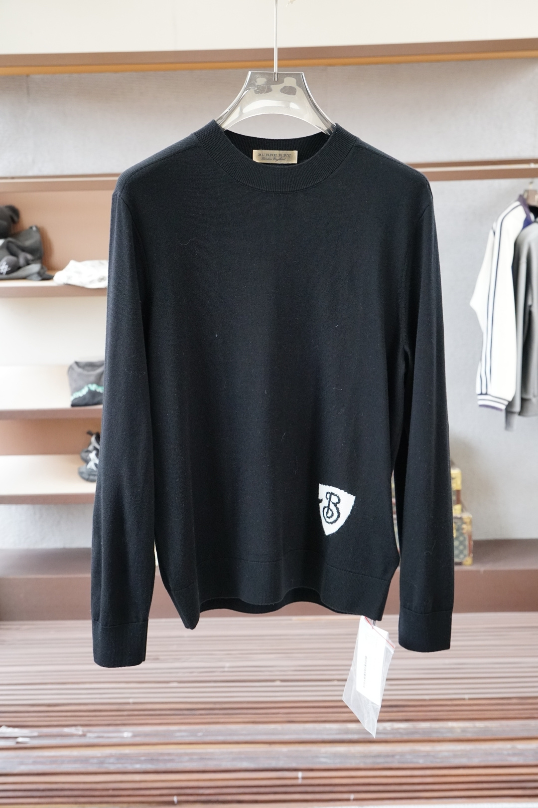 NO:614332,, BBR Burberry - 2025FW new products are now on the market. High-quality and trendy vane 16835KQM361785008. Selected and customized high-end quality wool fabrics. All-over printing with contrasting brand logo. Trendy and fashionable personality. Casual and versatile. The personalized combination of navy and white collides with fashionable charm. It is not monotonous or boring, adding a layer of elegance to the whole. Fine stitching adds a fashionable atmosphere.  Specially tailored tailoring, comprehensive ergonomics, simple, fashionable and modern trend, 2 colors available, super cost-effective, quality control and texture details are comparable to first-line brand factories. Highly recommended (F family series), size S - 3XL, burberry, fendi, alexander wang19860909, BBR巴宝莉-2025FW新品火爆上市啦 高品质量潮流风向标 16835KQM361785008 精选定制高端品质羊毛面料 满面印花撞色品牌logo 潮流时尚个性 随性休闲百搭 藏青与白色的个性调配 碰撞出时尚魅力 不单调不乏味整体更添一层雅致格调 精细针法走位 增添了时尚气息 版型特调剪裁综合人体工学 简约时尚现代潮流 2色齐发 超高性价比 品控质感细节类比超一线品牌工厂 爆肝推荐（F家系列） 码数Ｓ—-3XL,,burberry,fendi,alexander wang,Men's clothing