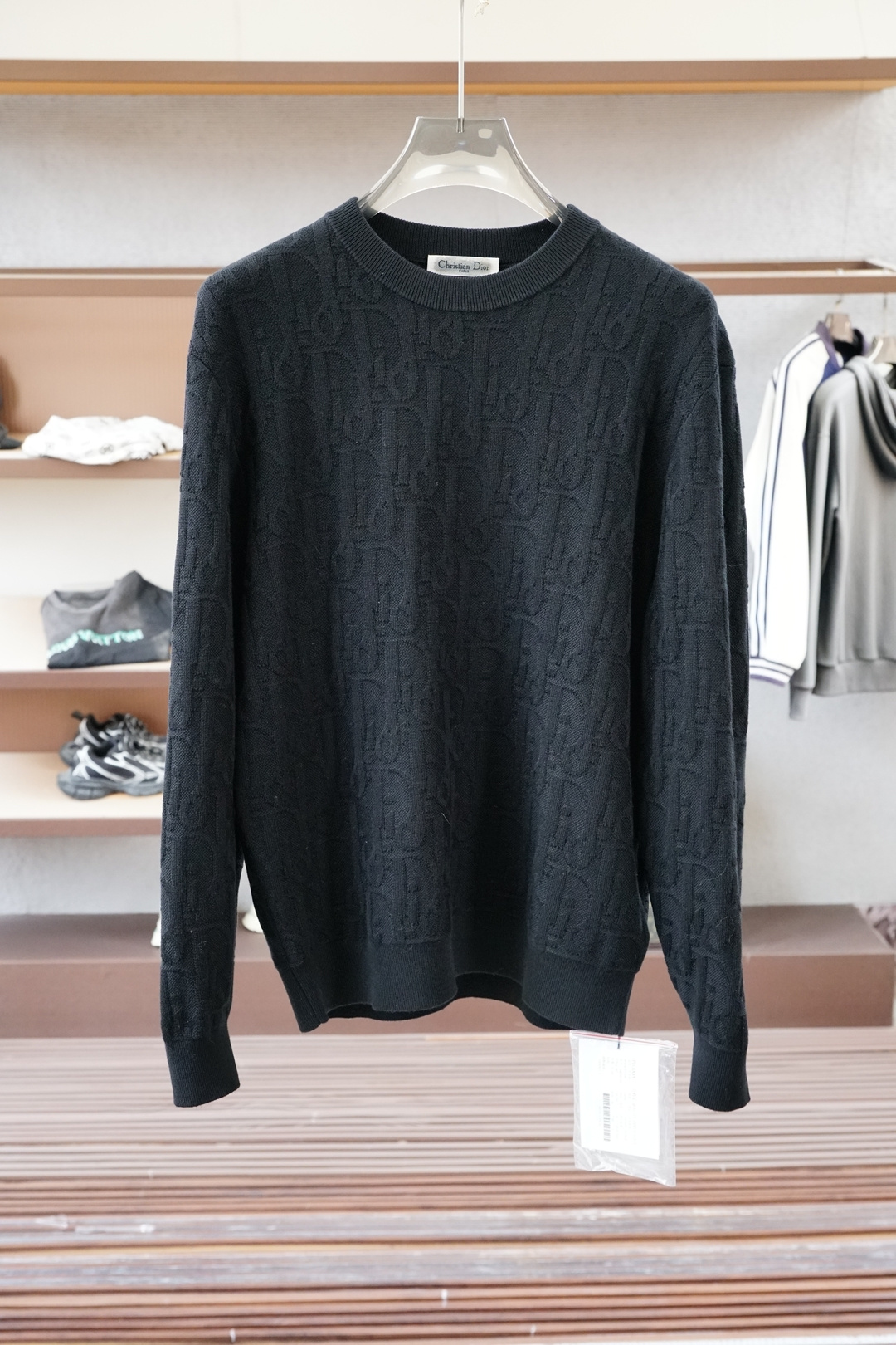 NO:614329,Dior Dior-2025FW new products are now on the market. High-quality and trendy vane 16835KQM361785008. Selected and customized high-end quality wool fabrics. All-over printing with contrasting brand logo. Trendy and fashionable personality. Casual and casual. The personalized combination of navy and white collides with fashionable charm. It is not monotonous or boring, adding a layer of elegance to the whole. Fine stitching adds a fashionable atmosphere. Specially adjusted tailoring and comprehensive ergonomics.  Simple, fashionable and modern trend, 2 colors come together, super cost-effective, quality control and texture details are comparable to super first-line brand factories. Recommended (F family series) Size S - 3XL, dior, dior, fendi, alexander wang19860909Dior迪奥-2025FW新品火爆上市啦 高品质量潮流风向标 16835KQM361785008 精选定制高端品质羊毛面料 满面印花撞色品牌logo 潮流时尚个性 随性休闲百搭 藏青与白色的个性调配 碰撞出时尚魅力 不单调不乏味整体更添一层雅致格调 精细针法走位 增添了时尚气息 版型特调剪裁综合人体工学 简约时尚现代潮流 2色齐发 超高性价比 品控质感细节类比超一线品牌工厂 爆肝推荐（F家系列） 码数Ｓ—-3XL,,dior,dior,fendi,alexander wang,Men's clothing