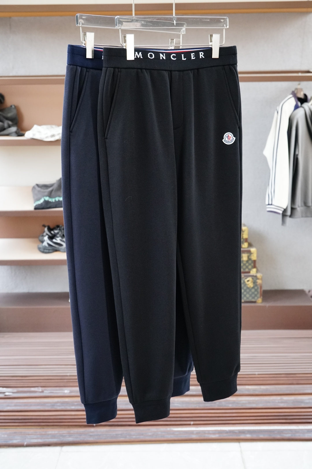 NO:690926,, Meng Mouth/ 2025FW new products are now on the market. High-quality and trendy indicator 16827KQM922790008 (popular style plus velvet). Selected and customized high-end tailoring fabrics. Sanded lining to enhance comfort. Not monotonous or boring, adding a layer of elegance to the whole. Fine stitching and positioning. The overall line of the routing details is smooth and not skewed. Small details reflect the big effect. Versatile and not picky. Specially adjusted tailoring and comprehensive ergonomics.  Simple, fashionable and modern trend, super cost-effective, quality control and texture details are comparable to super first-line brand factories. Highly recommended (M family series) Size S--3XL, Moncler,19860909,蒙口/ 2025FW新品火爆上市啦 高品质量潮流风向标 16827KQM922790008（爆款加绒） 精选定制高端剪裁面料 内里磨毛 增强舒适度 不单调不乏味整体更添一层雅致格调 精细针法走位 走线细节设计整体线条流畅不歪斜 小细节体现大作用 百搭不挑人 版型特调剪裁综合人体工学 简约时尚现代潮流 超高性价比 品控质感细节类比超一线品牌工厂 爆肝推荐（M家系列） 码数Ｓ—-3XL,,Moncler,,Men's clothing