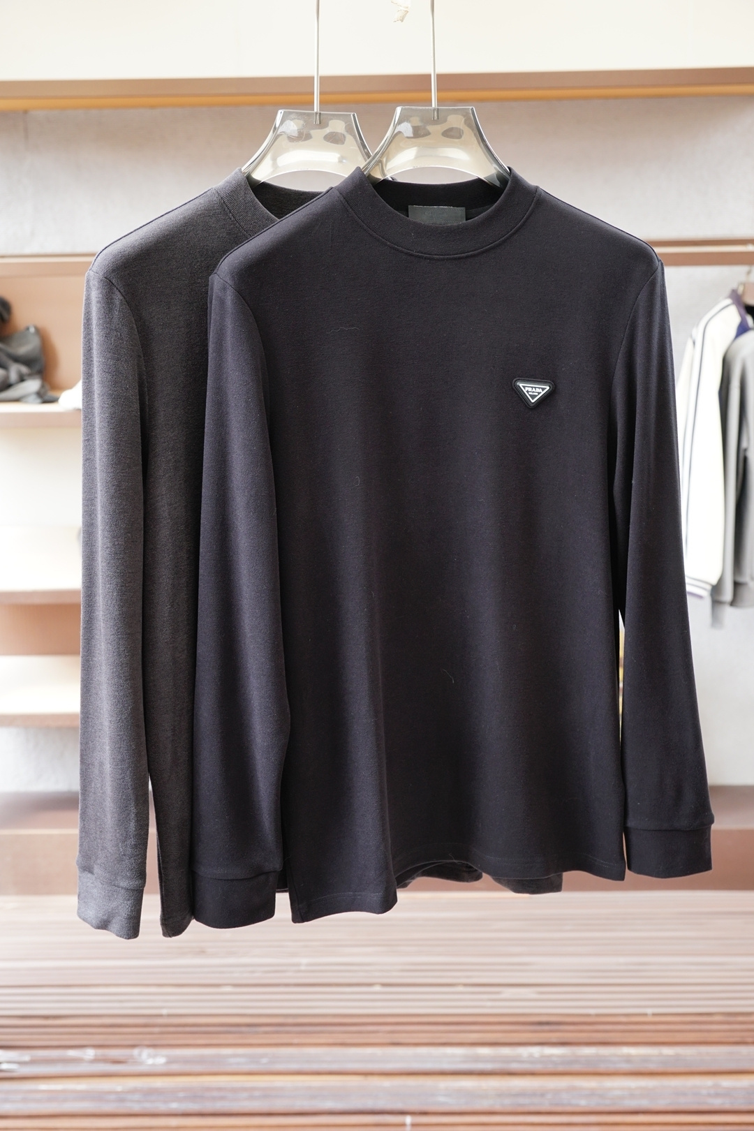 NO:661559,Prada Prada/  2025 autumn and winter new products, men's classic 'LOGO embroidered basic round neck long-sleeved T-shirt base shirt on the chest! Trading company channels are rare, and it is sold at the same time as GW. It is made of 26S double yarn pure cotton imported from customers. The fabric is thick and moderate, and the texture is soft and dense, crisp and drapey.  Smooth, close to the skin and has good breathability and moisture absorption. It is matched with the same vat dyed rib collar and cuff splicing to increase the comfort level to 100%. The classic LOGO embroidery design on the chest of the body is matched with the offset printed logo on the left cuff, which is a symbol of quality. The tailoring is a slim fit.  It is very exquisite, shows aura, and highlights the sophistication of business men. This is unique. It has just the right fit and the upper body effect is very good. Size 48/M-56/3XL, prada, prada, tees, t-shirt,  19860909Prada普拉达/ 2025秋冬新品,男士胸前经典'LOGO刺绣基础款圆领长袖T恤打底衫！贸易公司渠道稀出,同步GW发售,选用客供进口26S双纱纯棉材质制成,面料厚实适中,质地柔软绵密、挺括垂顺,贴肤具有良好的透气吸湿性,搭配同缸色染罗纹领口袖口拼接,将舒适度提升到百分百,衣身胸前经典LOGO刺绣设计,,搭配左袖口处胶印徽标相呼应,品质的象征.版型剪裁属于修身款 非常精致,显气场,又会凸显商务男士的精致,这就是独到之处,恰到好处的修身,上身效果非常赞, 尺码48/M-56/3XL,,prada,prada,tees，t-shirt, ,Men's clothing