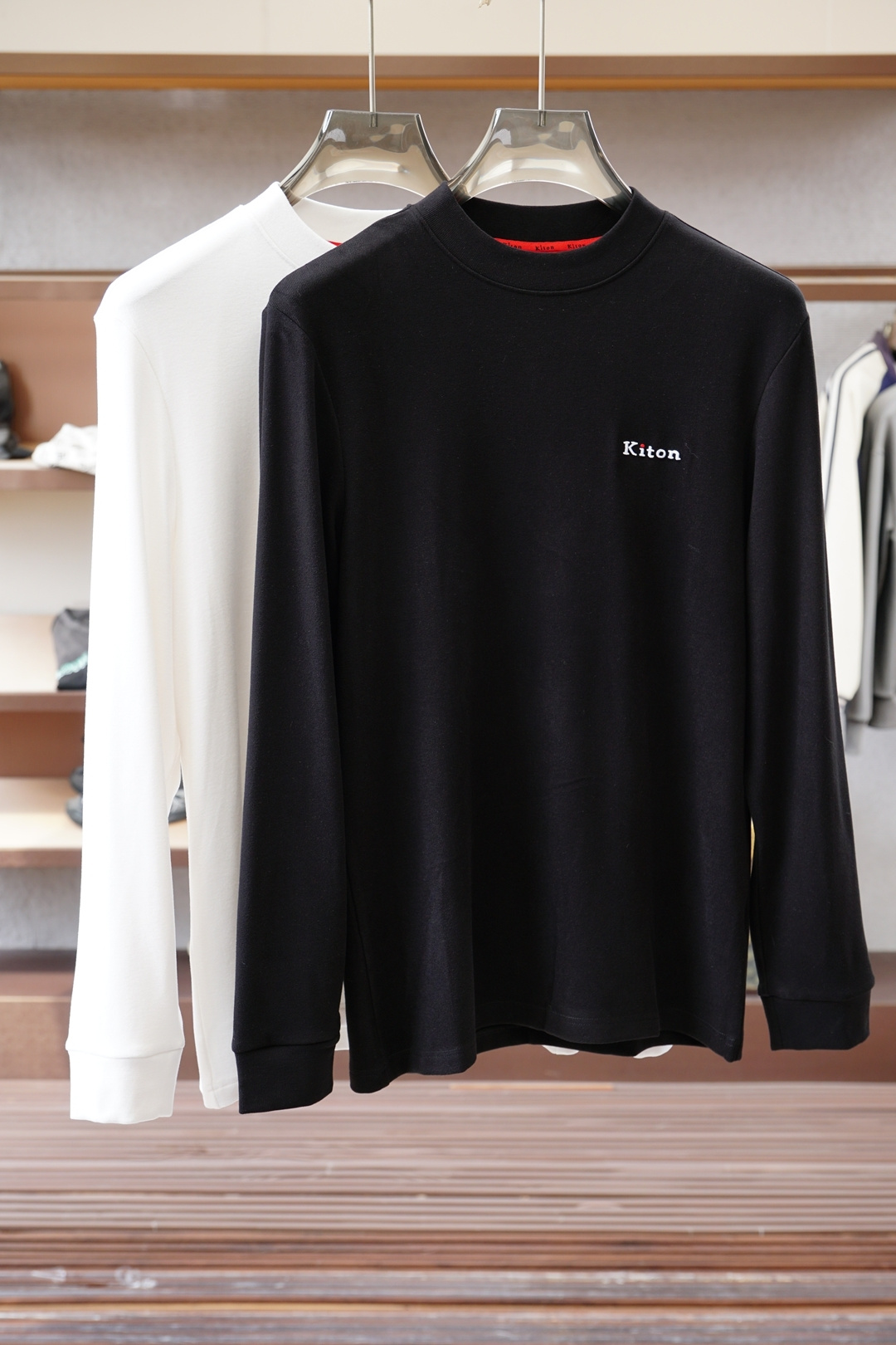 NO:661566,Kiton-Chiton-  2025 autumn and winter new products, men's classic 'LOGO embroidered basic round neck long-sleeved T-shirt base shirt on the chest! Trading company channels are rare, and it is sold at the same time as GW. It is made of 26S double yarn pure cotton imported from customers. The fabric is thick and moderate, and the texture is soft and dense, crisp and drapey.  Smooth, close to the skin and has good breathability and moisture absorption. It is matched with the same vat dyed rib collar and cuff splicing to increase the comfort level to 100%. The classic LOGO embroidery design on the chest of the body is matched with the offset printed logo on the left cuff, which is a symbol of quality. The tailoring is a slim fit.  It is very exquisite, shows aura, and highlights the sophistication of business men. This is unique. It has just the right fit and the upper body effect is very good. Size 48/M-56/3XL, tees, t-shirt,  19860909Kiton-奇顿- 2025秋冬新品,男士胸前经典'LOGO刺绣基础款圆领长袖T恤打底衫！贸易公司渠道稀出,同步GW发售,选用客供进口26S双纱纯棉材质制成,面料厚实适中,质地柔软绵密、挺括垂顺,贴肤具有良好的透气吸湿性,搭配同缸色染罗纹领口袖口拼接,将舒适度提升到百分百,衣身胸前经典LOGO刺绣设计,,搭配左袖口处胶印徽标相呼应,品质的象征.版型剪裁属于修身款 非常精致,显气场,又会凸显商务男士的精致,这就是独到之处,恰到好处的修身,上身效果非常赞, 尺码48/M-56/3XL,,tees，t-shirt, ,Men's clothing