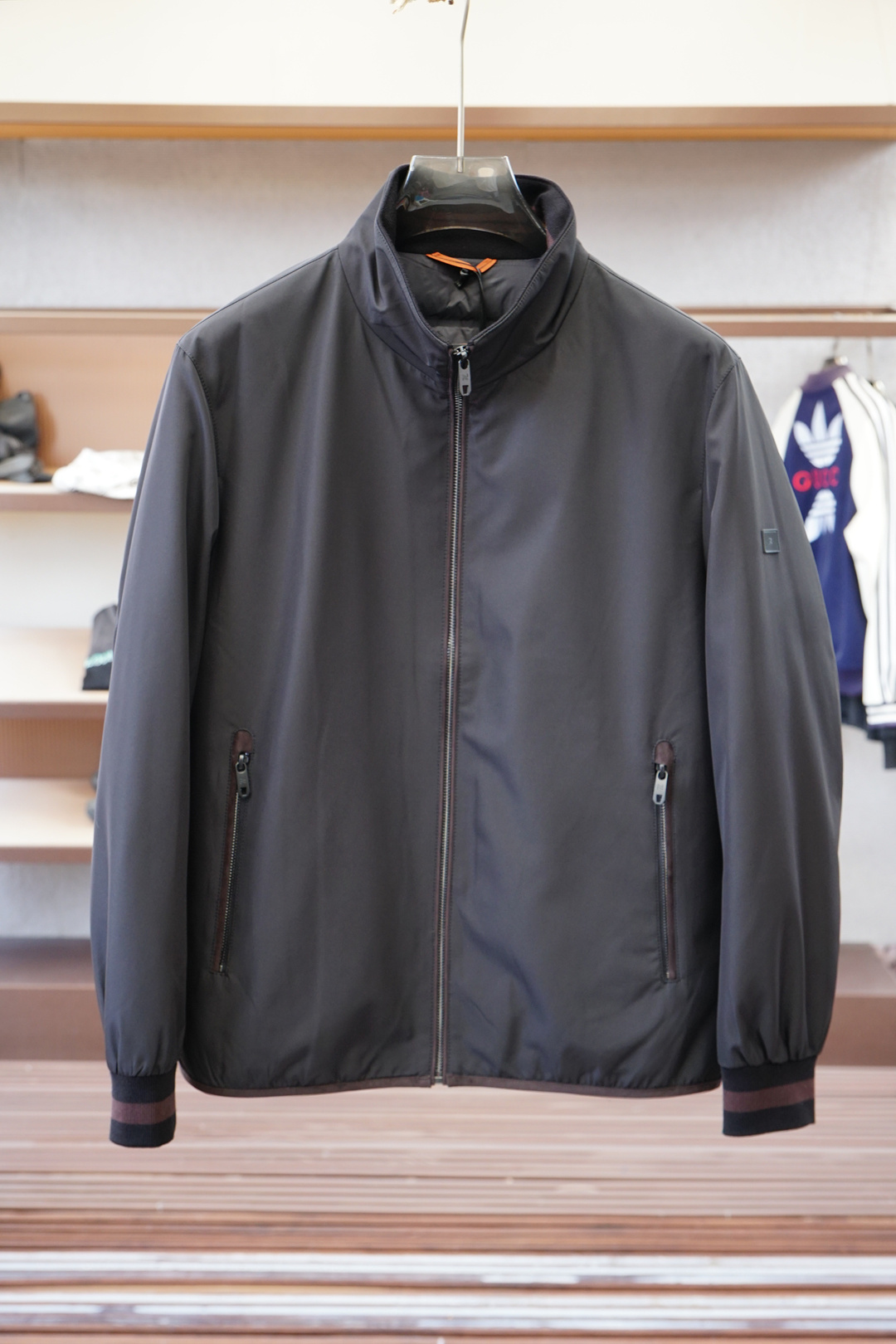 NO:690927,Ermenegildo Zegna - high-end recommended products 2025 autumn and winter men's original pure 90 down jacket!  Aristocratic lineage, full of fluffiness, cold-resistant artifact, high-end top-notch ready-to-wear, the whole piece of clothing is designed with hand-weighted craftsmanship, the soft shell fabric is comfortable and soft, and the filling is imported high-grade selected 90 white duck down feathers. It is high in weight and thick, and has excellent quick-heating and heat-containing effects. It gathers Zegna's traditional craft symbol pieces, and gives the new season fashion vitality and fashion aesthetic value. The style is both solemn and harmonious, and is the first choice for urban elite men. Size M-3XL, 178  Wear L slim fit if you weigh 140 pounds, can wear up to 190 pounds, zegna, down jacket,19860909杰尼亚-高端推荐牛货 2025秋冬款男士原单纯正90羽绒服！贵族血统 蓬松感十足 御寒神器 高端顶尖一线成衣,整件衣服采 用手重工艺设计,软壳面料舒适柔软,填充物为进口高级甄选90白鸭绒羽毛,高克重厚实,速热以及聚温保暖效果极好.聚集了杰尼亚传统工艺 符号片, 并赋予了新一季时尚活力和时装美学价值,亦庄亦谐的风格,都市精英男士首选.尺码M-3XL,178 140斤穿L修身 最大可穿190斤,,zegna,down jacket,,Men's clothing