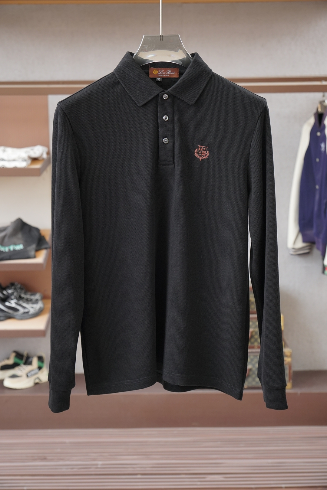 NO:726533,- LP-2025 autumn and winter series new long-sleeved Polo shirt, designed with luxurious classic elements!  The use of comfortable and breathable knitted fabrics is at cabinet level, a predictable hit, advanced custom-made fabrics, master-level tailoring, invincible texture, excellent skin-friendliness, exquisite craftsmanship, smooth lines, perfect matching with the whole shirt. The design is unique, quite fashionable, and the overall light luxury and high-end  The details are so perfect, which proves the original craftsmanship, and the appearance is extremely high-quality. As a good-looking item, it can dominate the mix and match of the entire dressing season. It is quite eye-catching whether worn alone or as an inner layer. The upper body effect is superb, elegant and intellectual, and it is easy to highlight the temperament type!  Size M-3XL,,loro piana,shirts,19860909- LP-2025秋冬系列上新 长袖Polo 衬衫,奢华经典元素设计！采用舒适透气针织面料属于入柜级别,可预见性的爆款,高级定制面料,大师级剪裁,质感无敌,亲肤性极佳工艺精湛,线条流畅,完美搭配整款衬衫的设计别具一格,颇具时髦感,整体轻奢高级 细节完美如斯,印证了原厂的匠心工艺,品相极为优等,作为颜值系的一款单品,可以主导整个穿搭季的混搭,无论单穿或者内搭都颇为吸睛,上身效果超赞,优雅而知性,极易凸显出气质的类型！尺码M-3XL,,loro piana,shirts,,Men's clothing